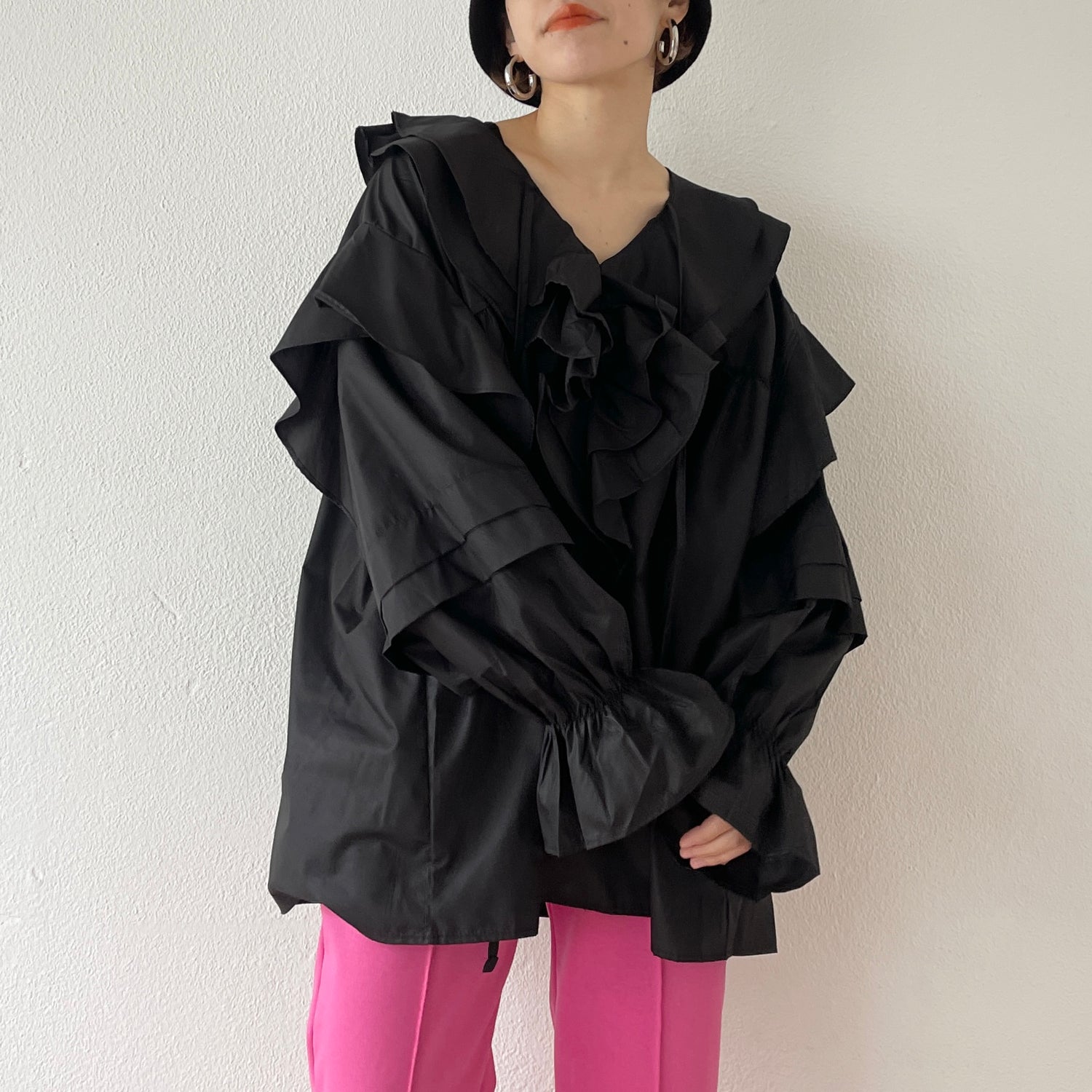 big collar frill blouse / black