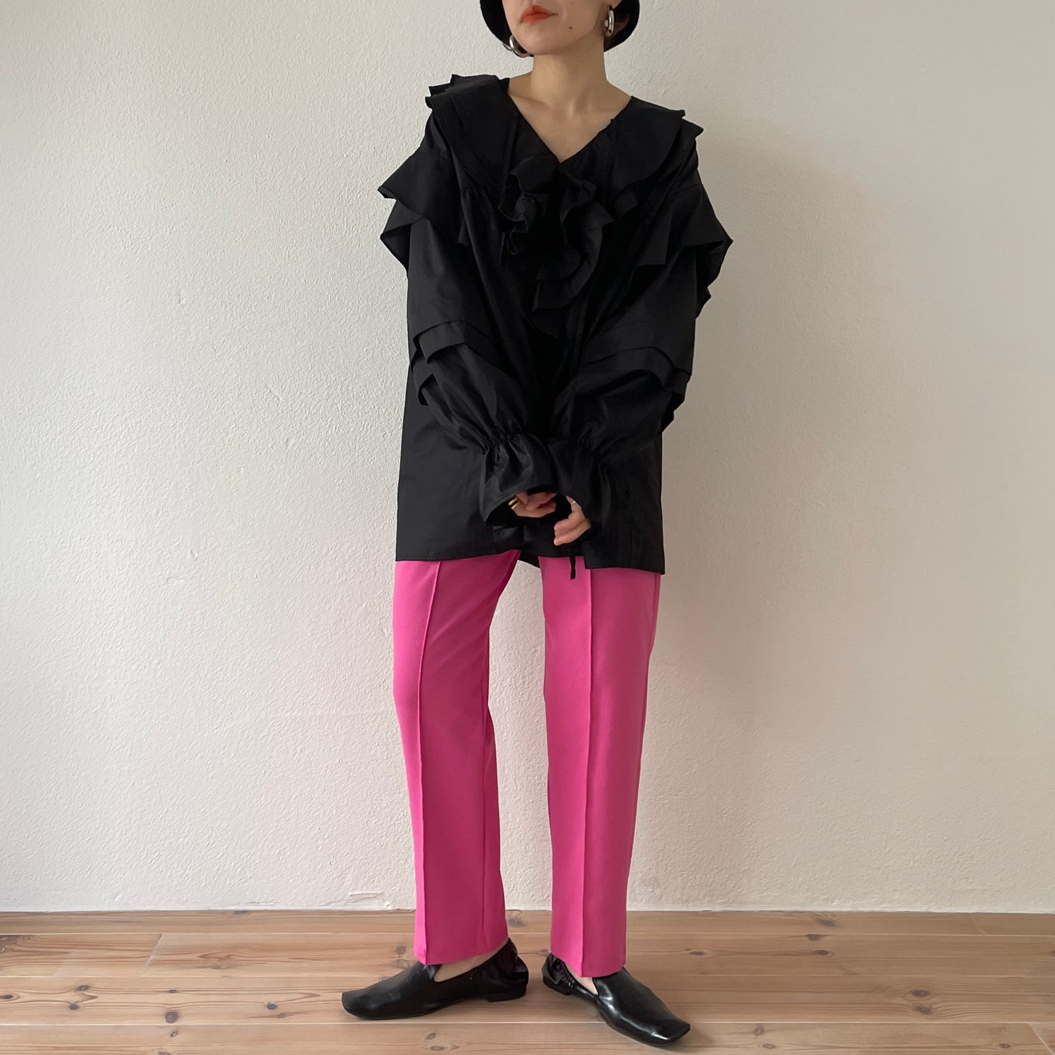 big collar frill blouse / black