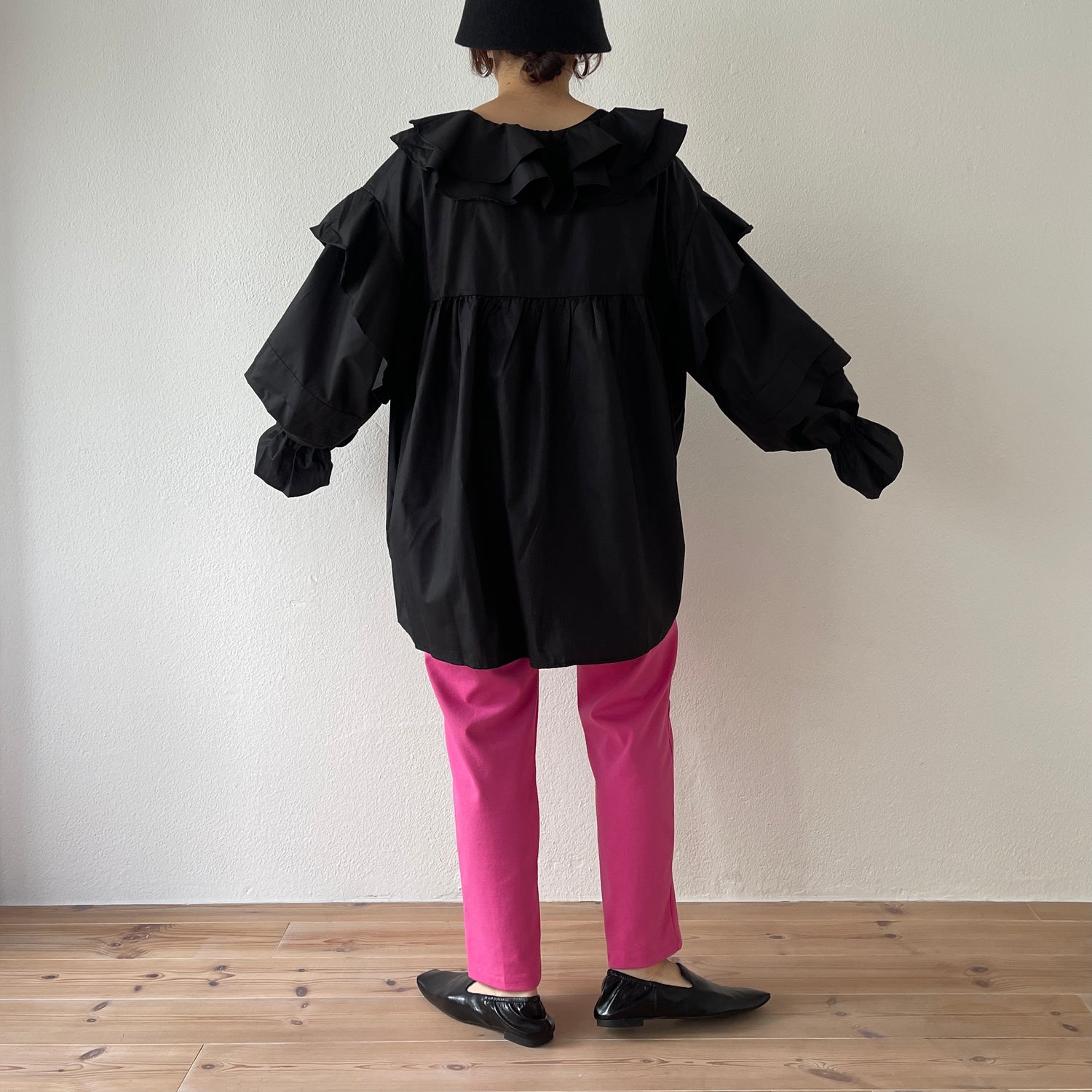 big collar frill blouse / black