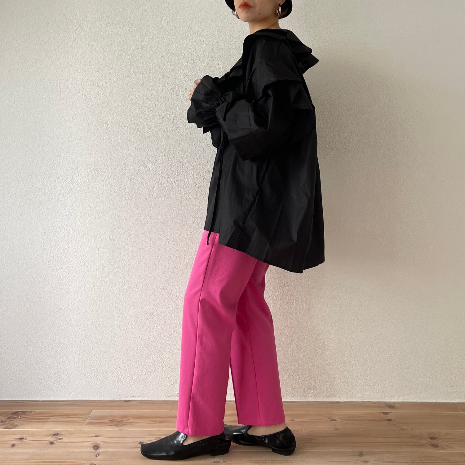 big collar frill blouse / black
