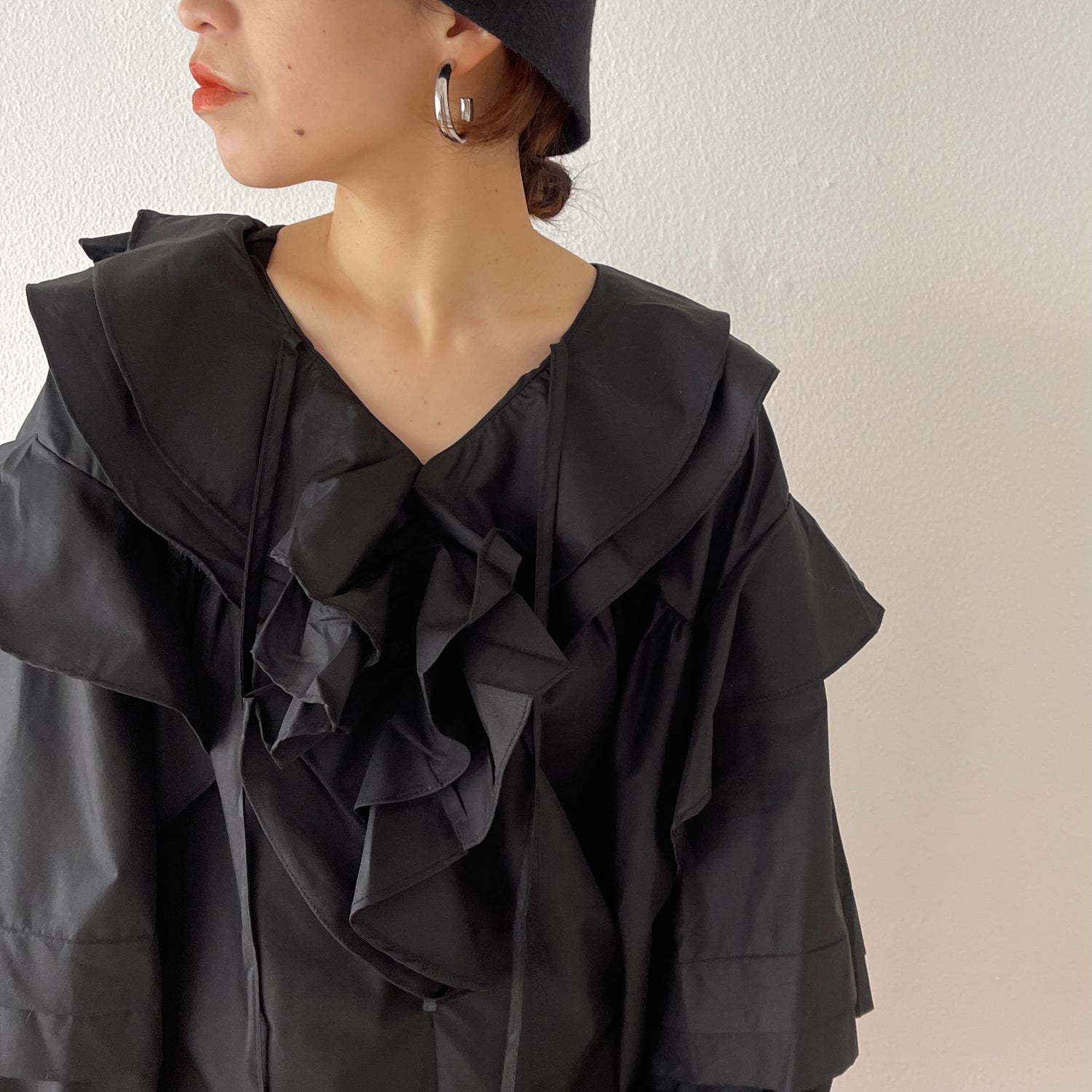 big collar frill blouse / black
