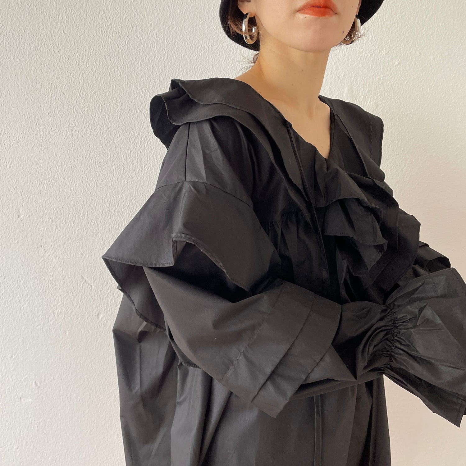 big collar frill blouse / black