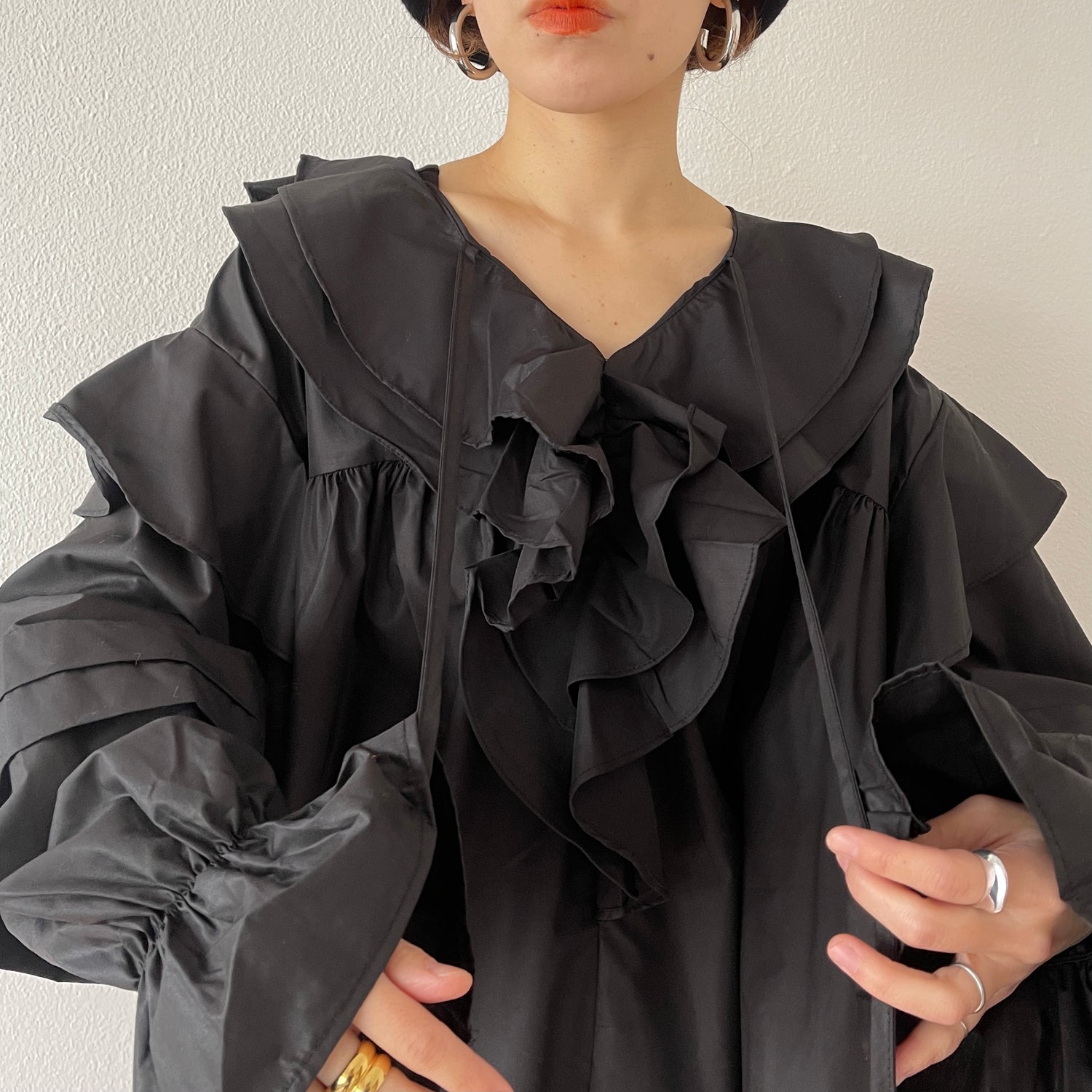big collar frill blouse / black