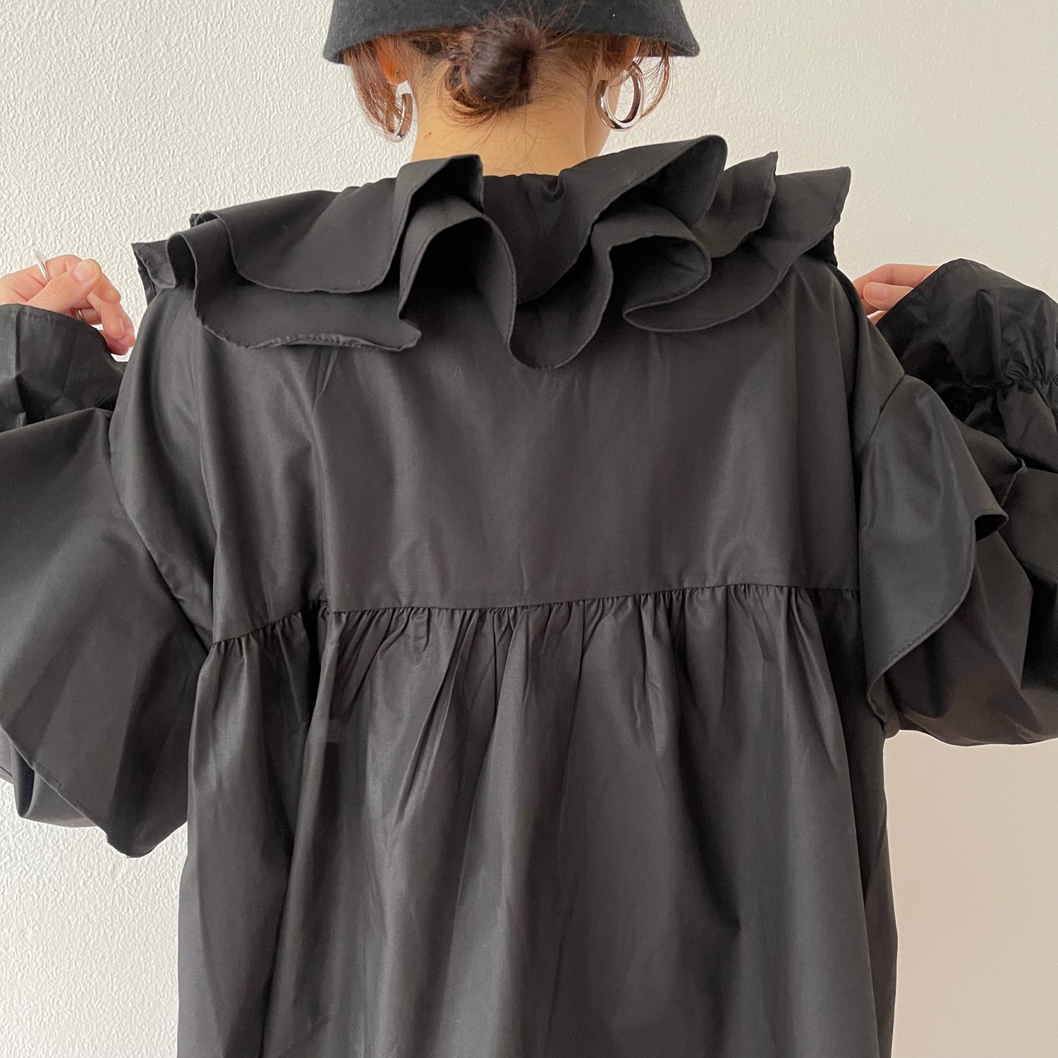 big collar frill blouse / black
