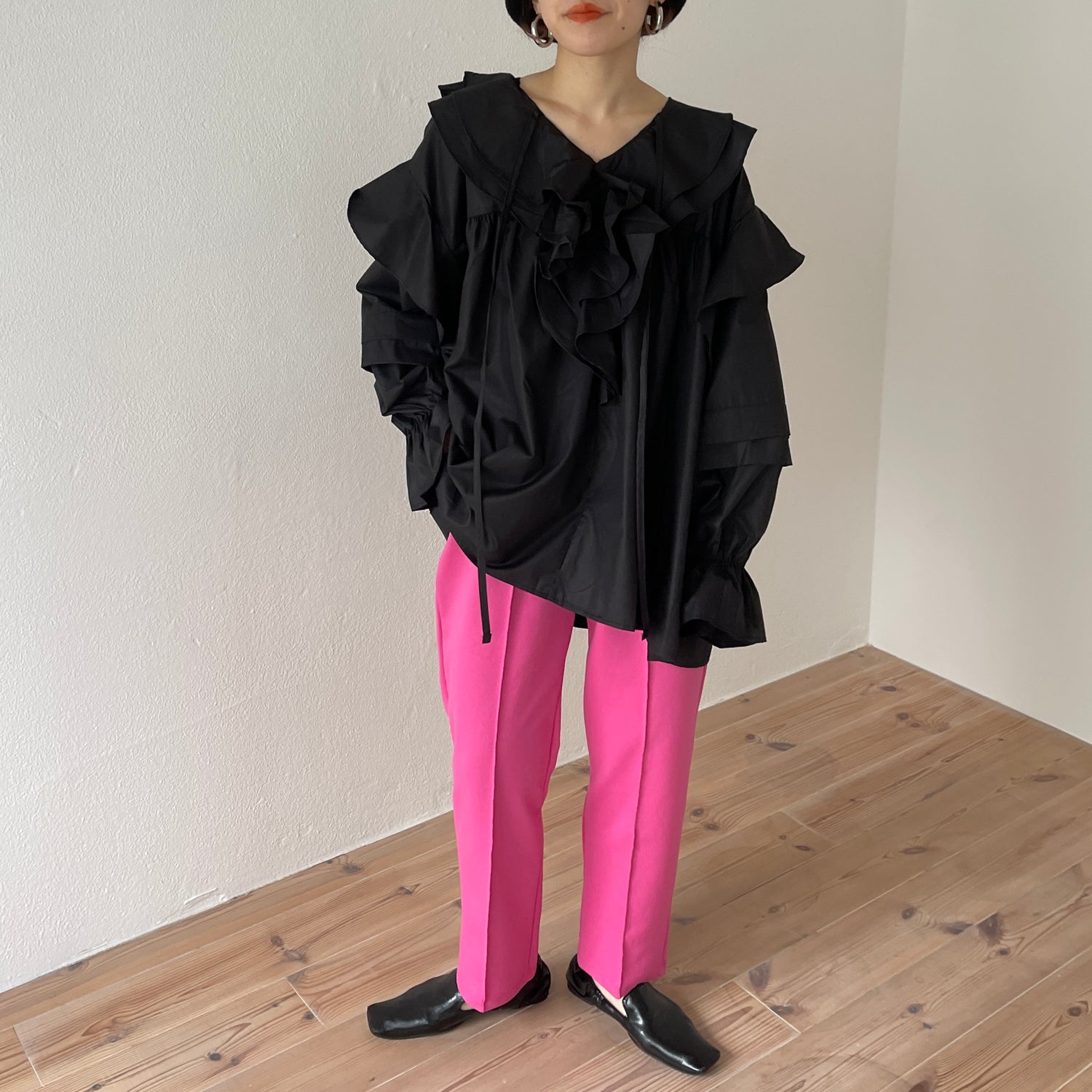 big collar frill blouse / black