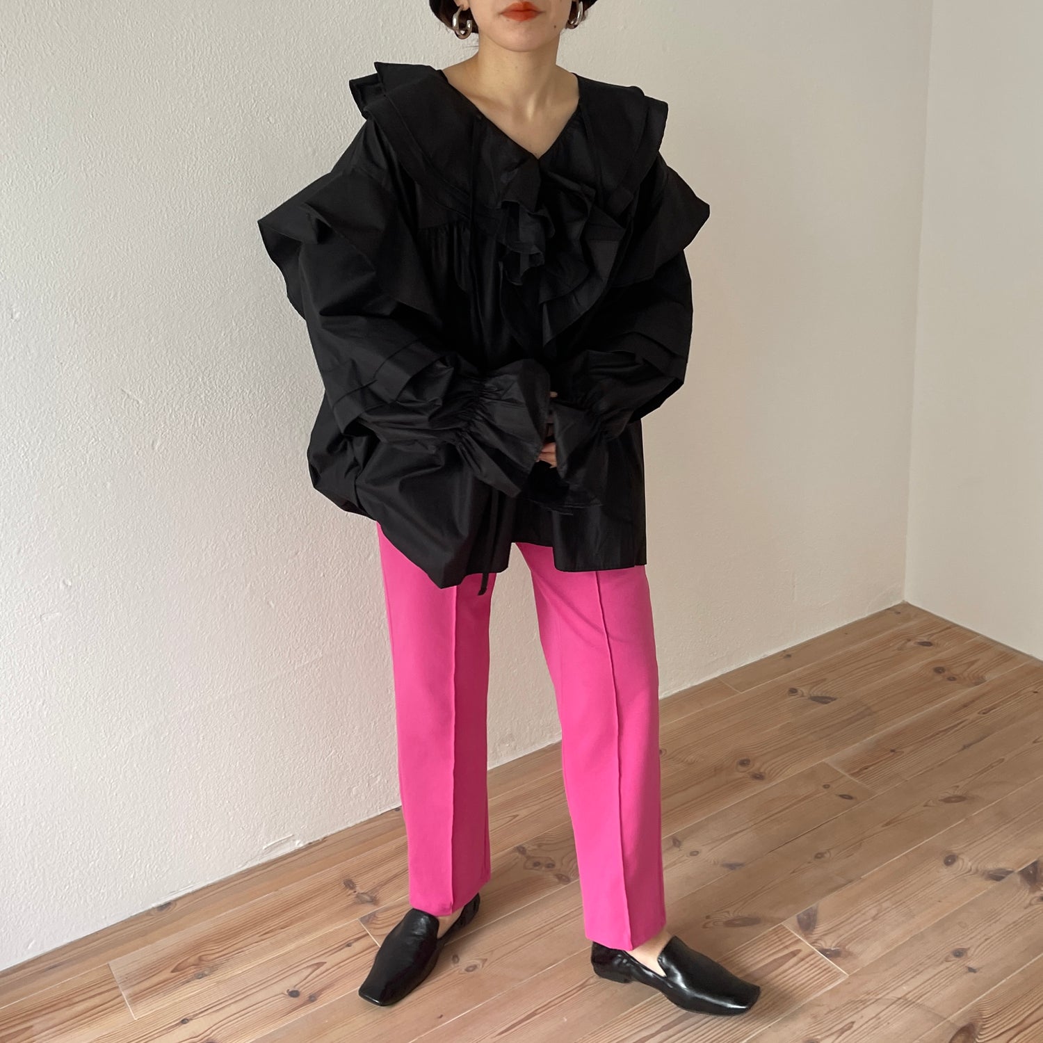 big collar frill blouse / black