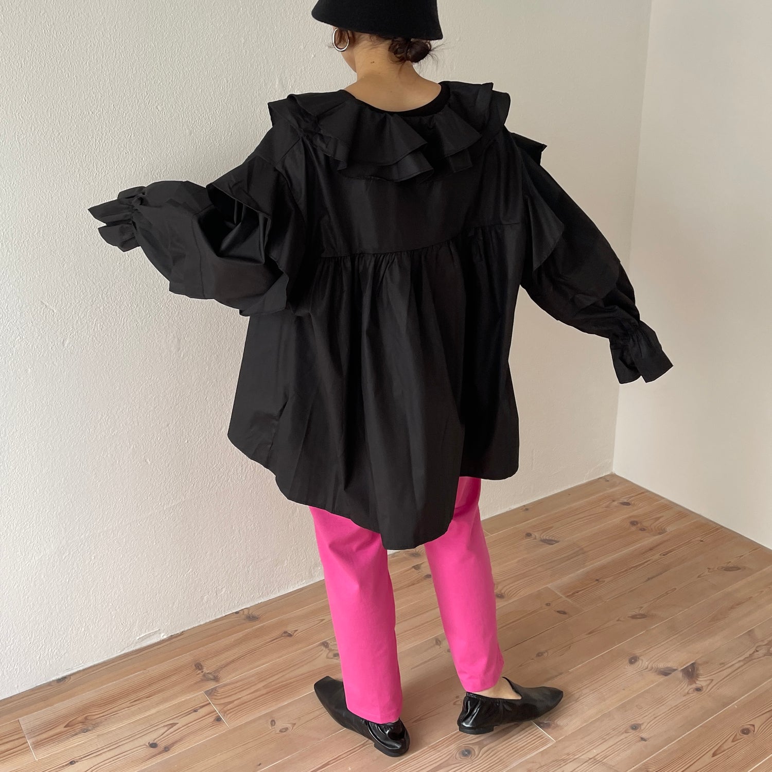 big collar frill blouse / black