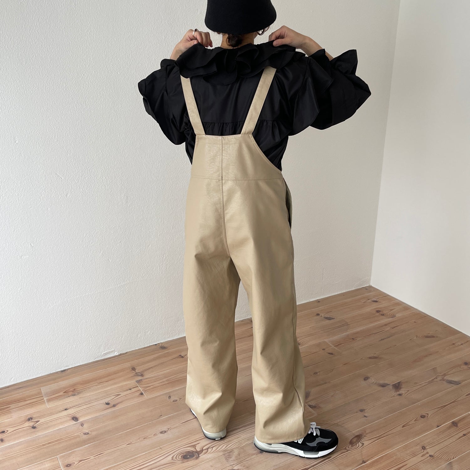 big collar frill blouse / black