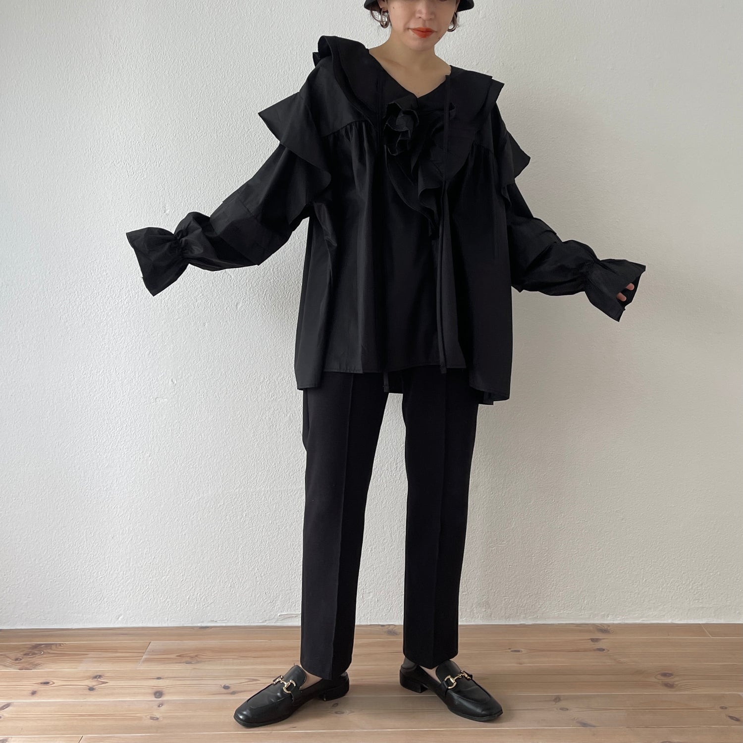 big collar frill blouse / black