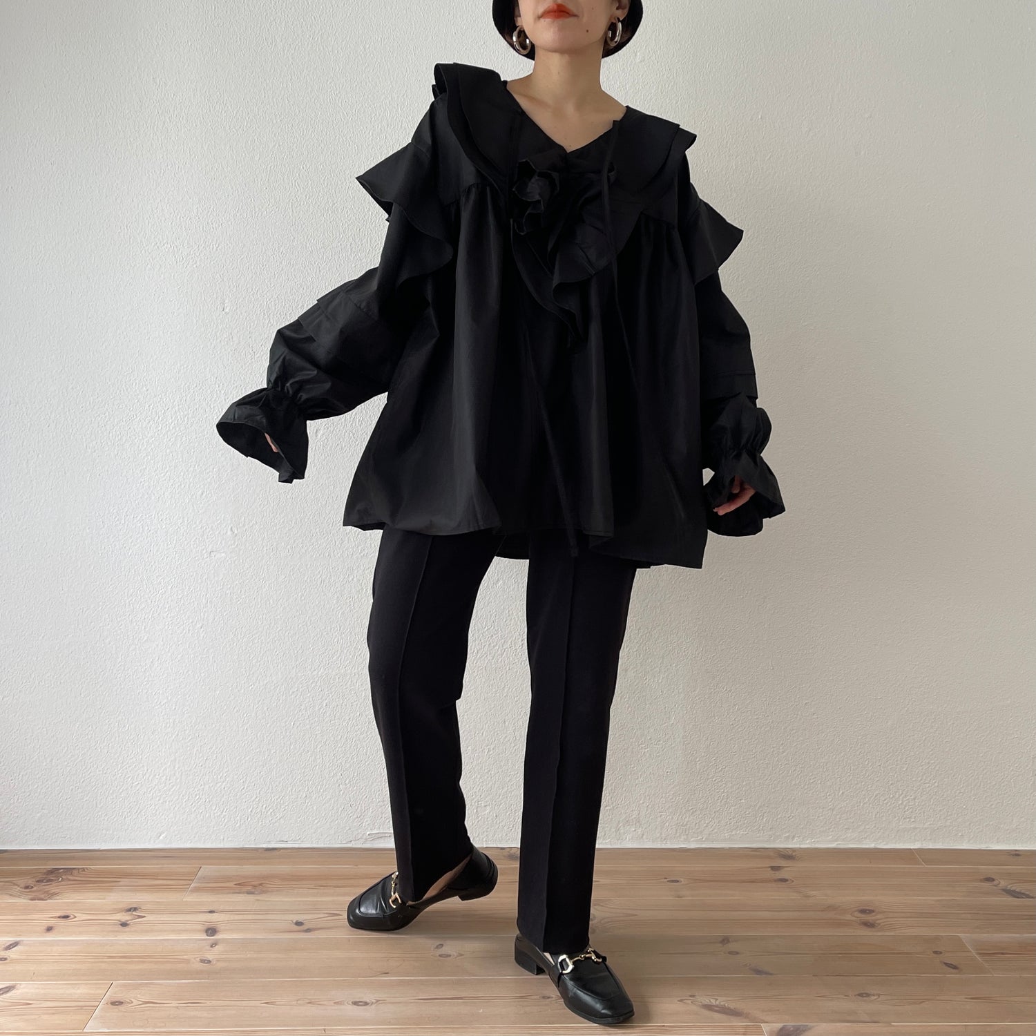 big collar frill blouse / black