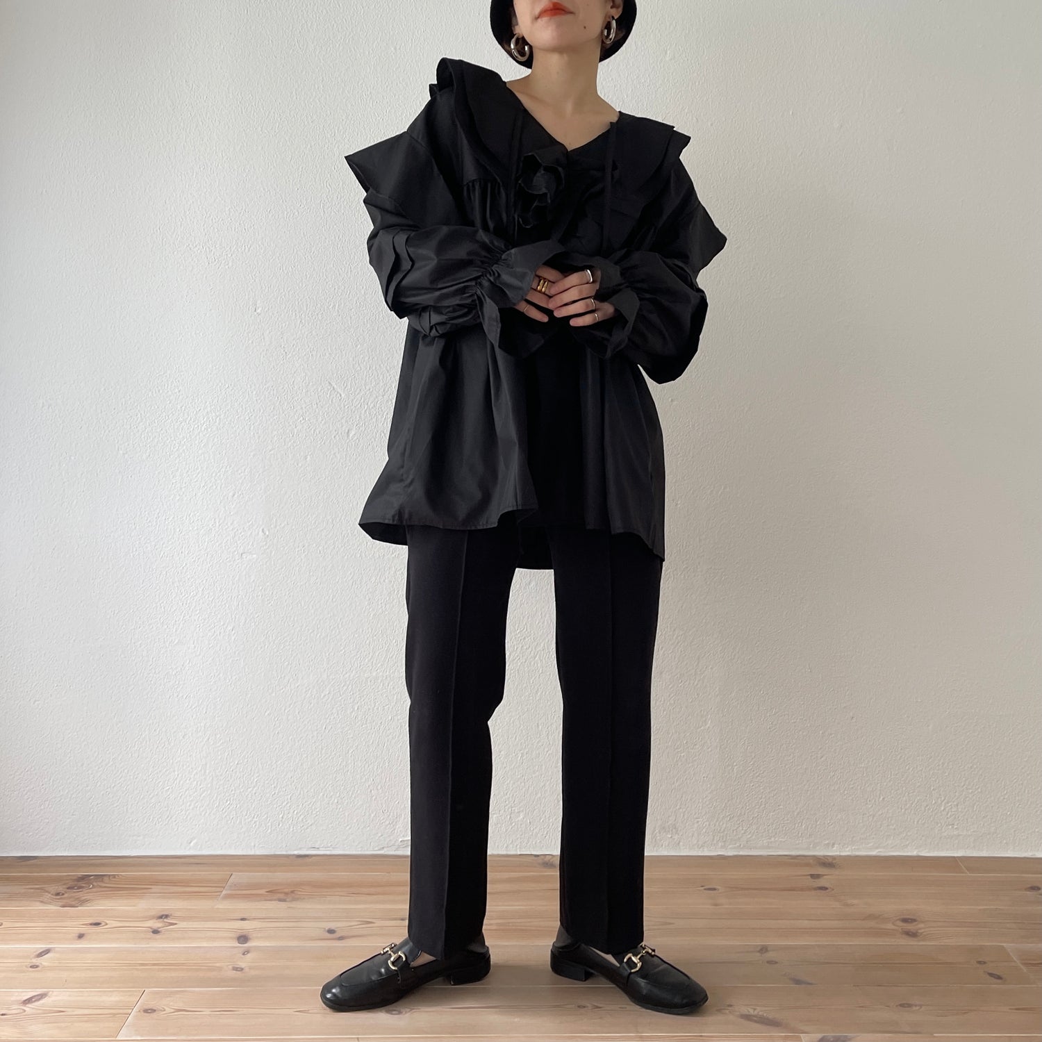 big collar frill blouse / black