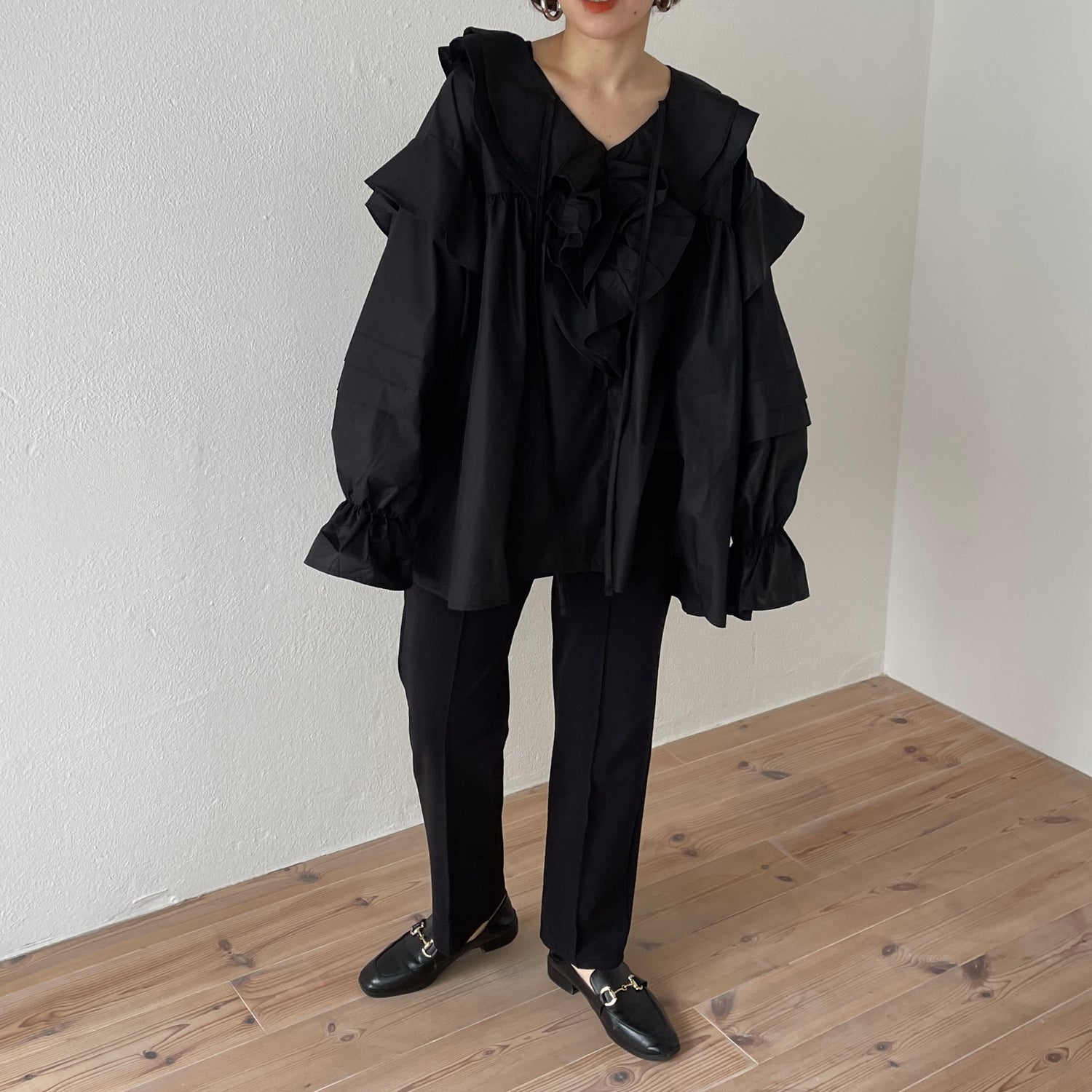 big collar frill blouse / black
