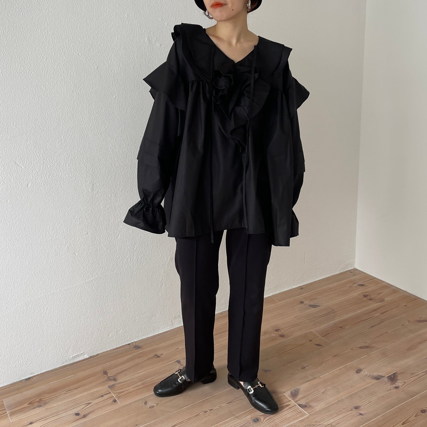 big collar frill blouse / black
