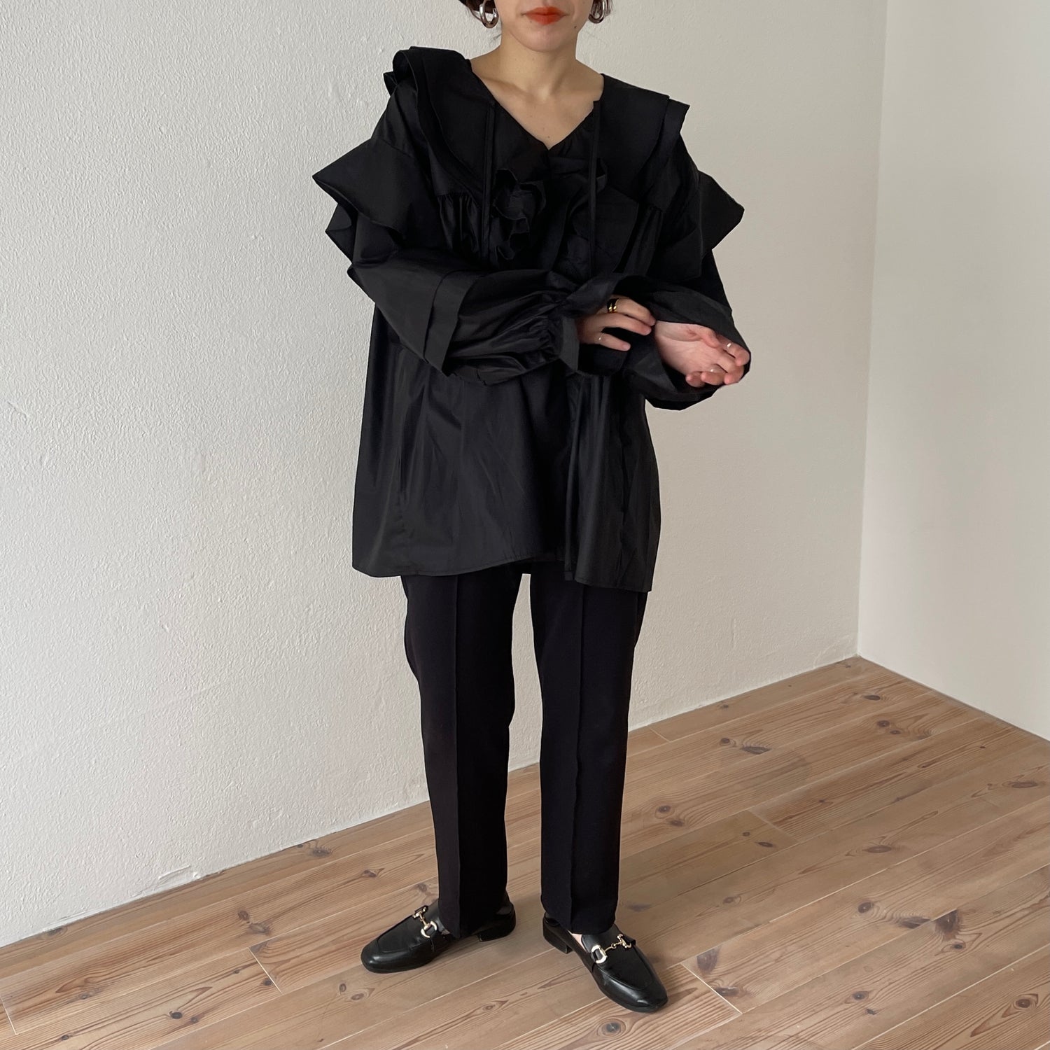 big collar frill blouse / black