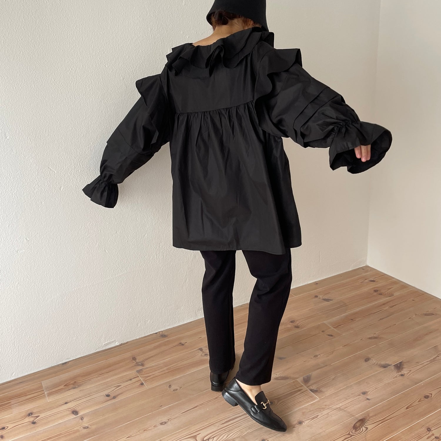 big collar frill blouse / black