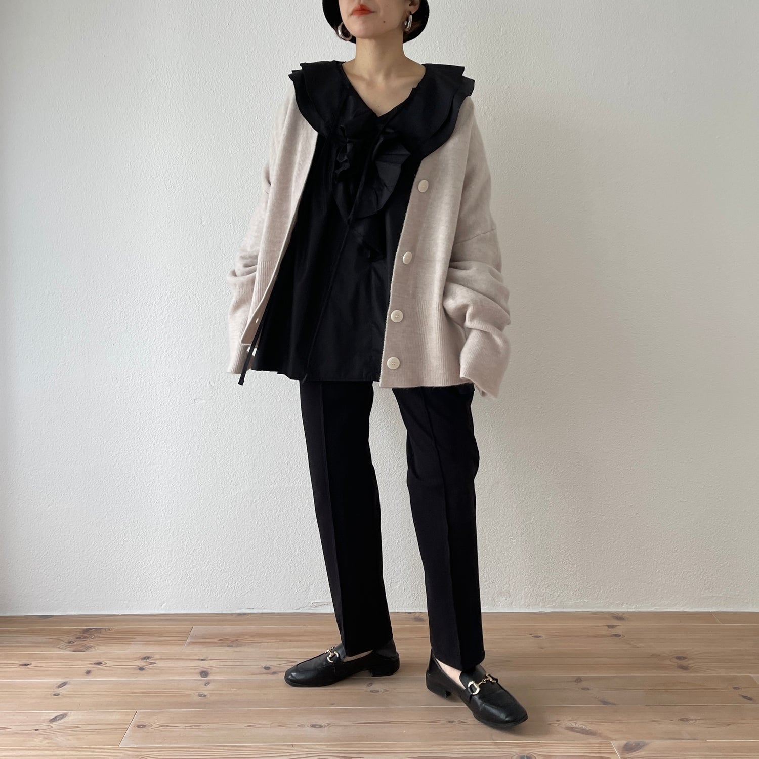 big collar frill blouse / black