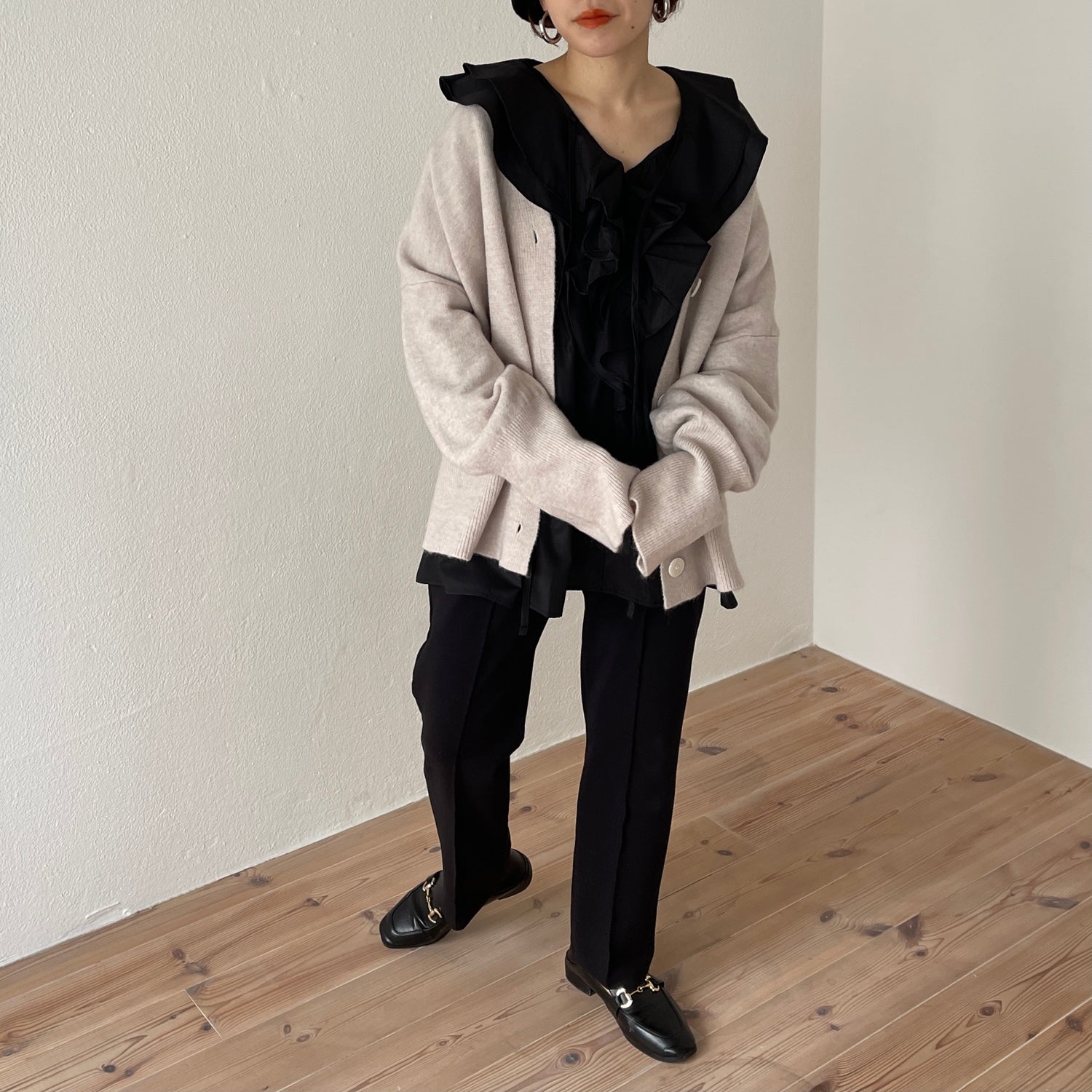 big collar frill blouse / black