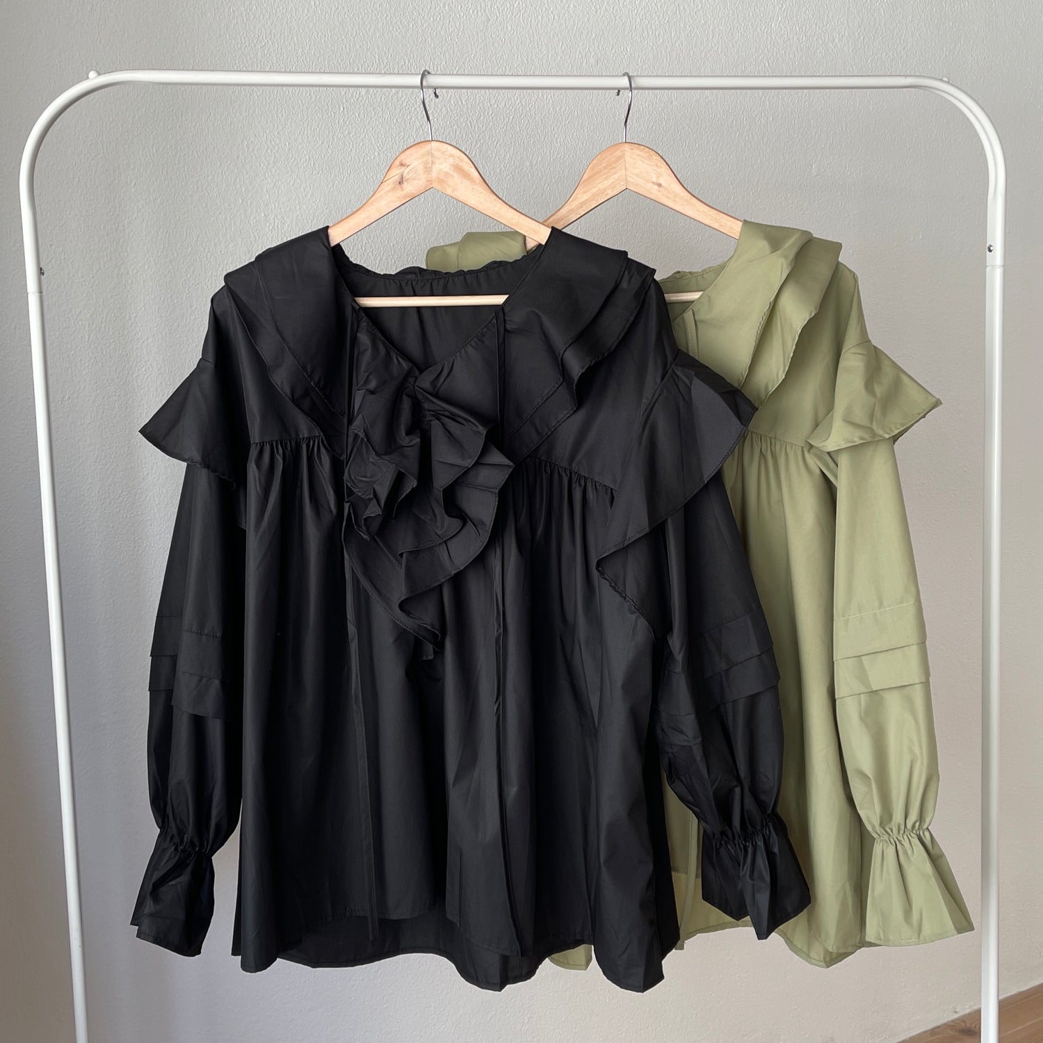 big collar frill blouse / black