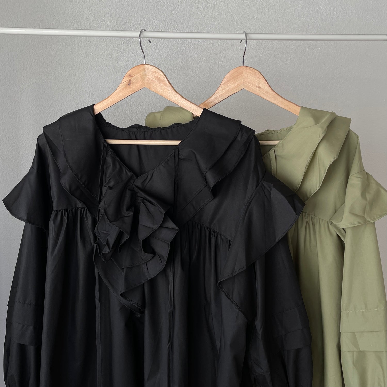 big collar frill blouse / black