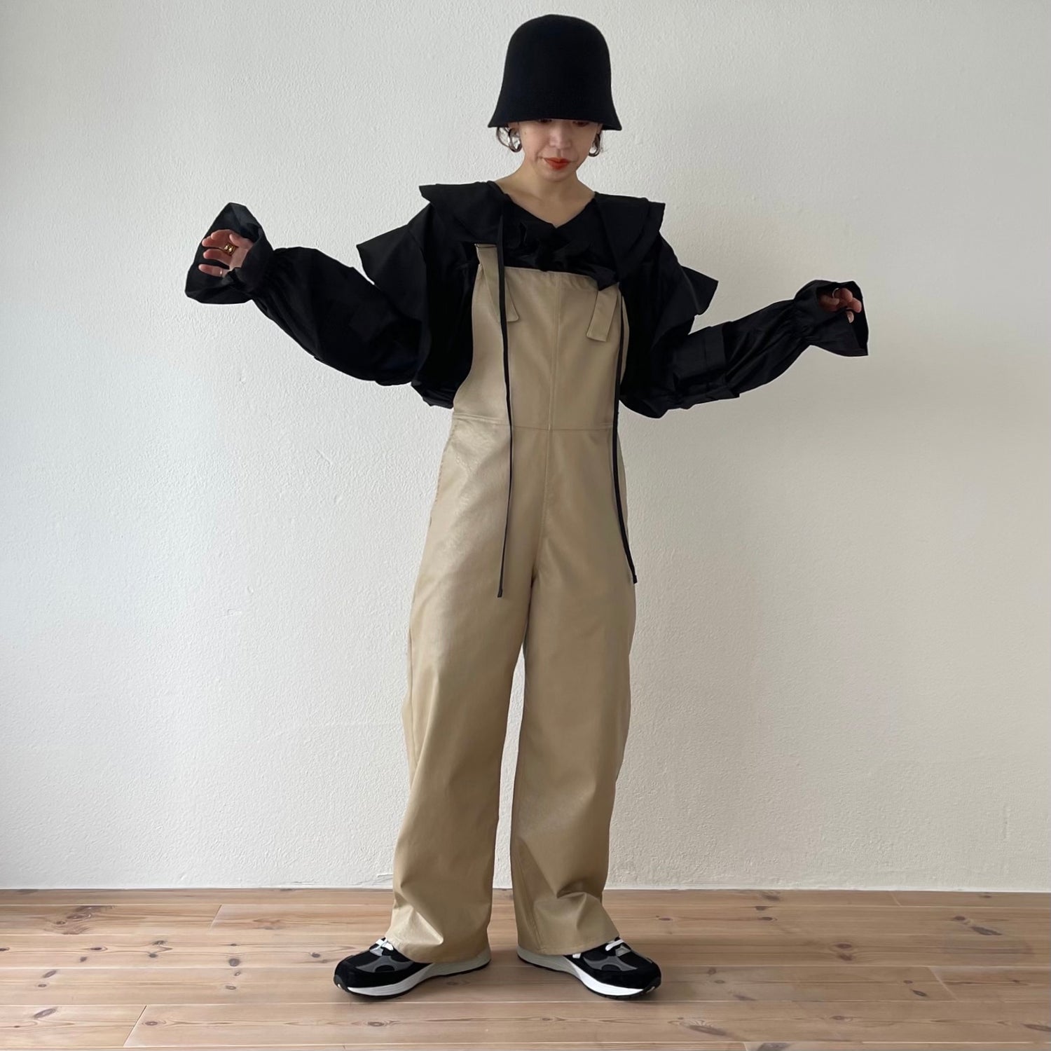 big collar frill blouse / black