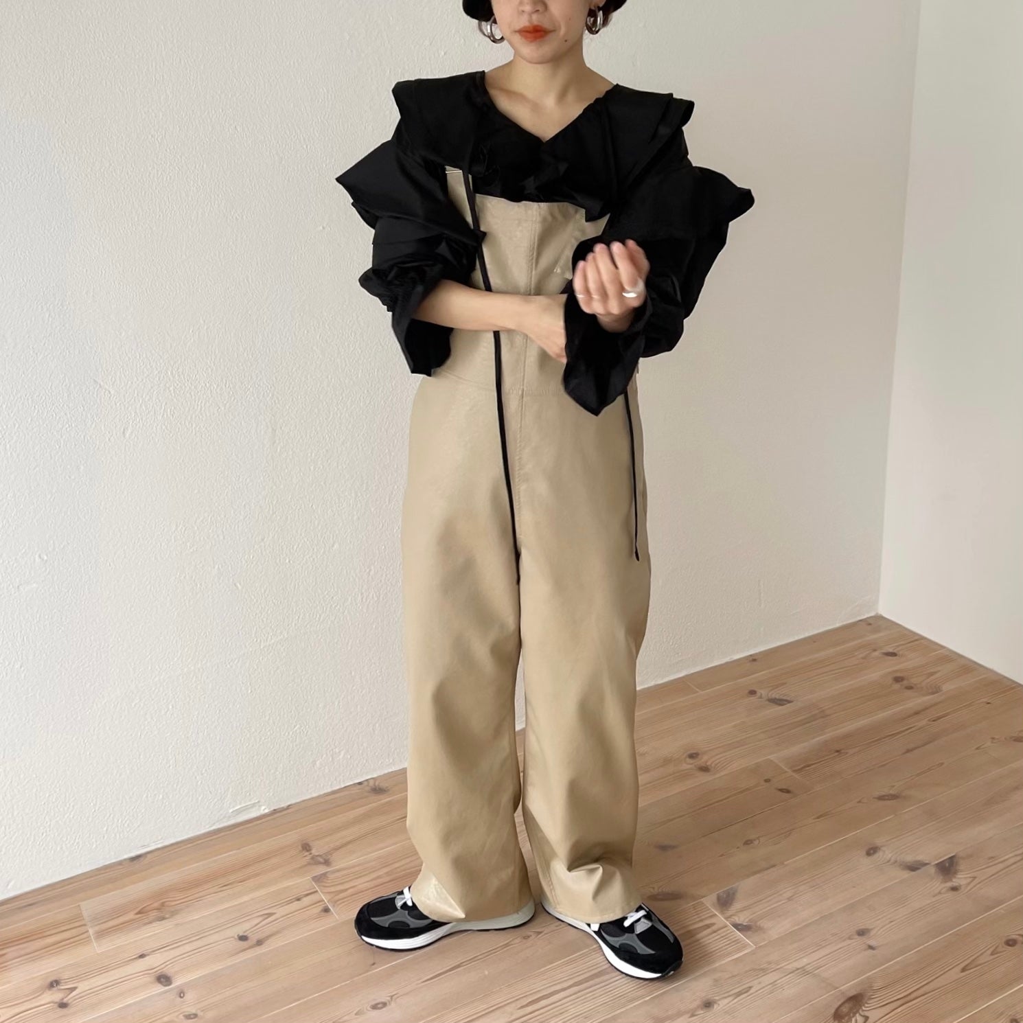big collar frill blouse / black