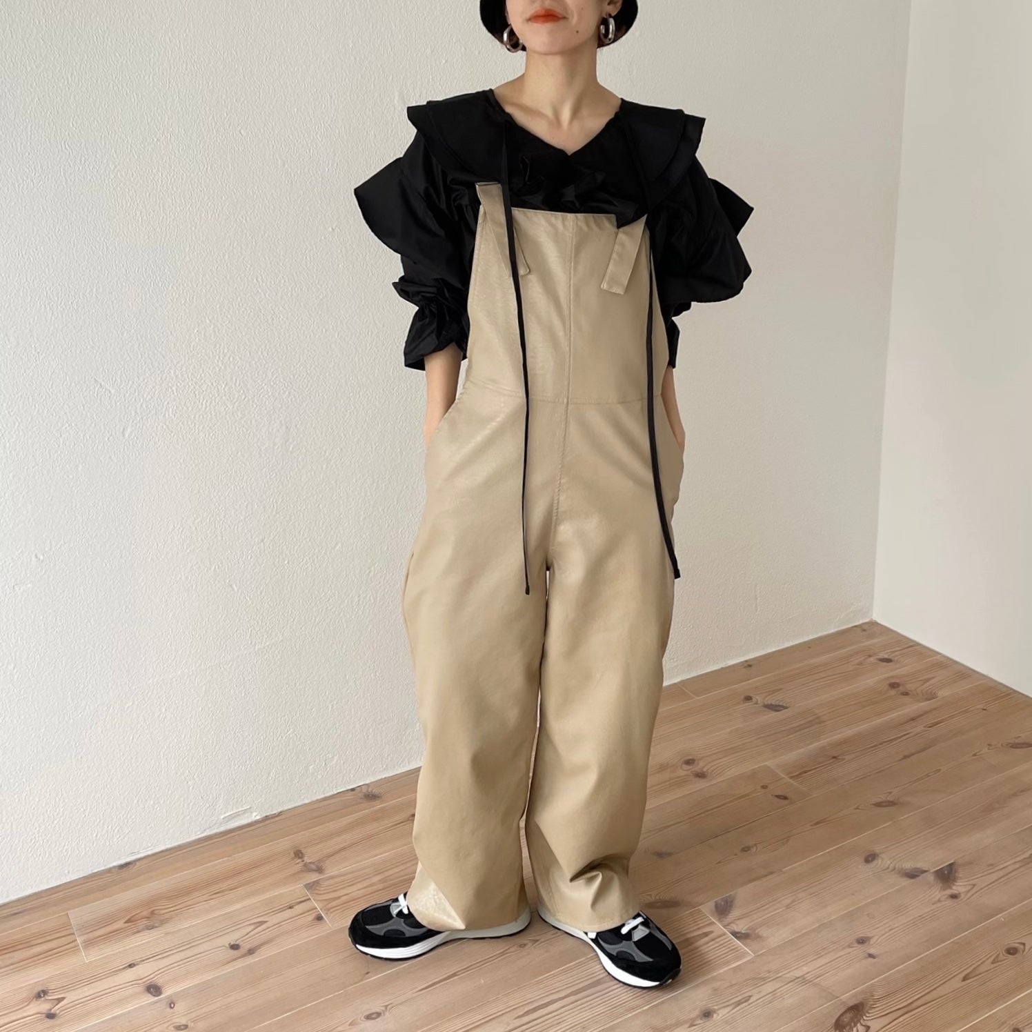 big collar frill blouse / black