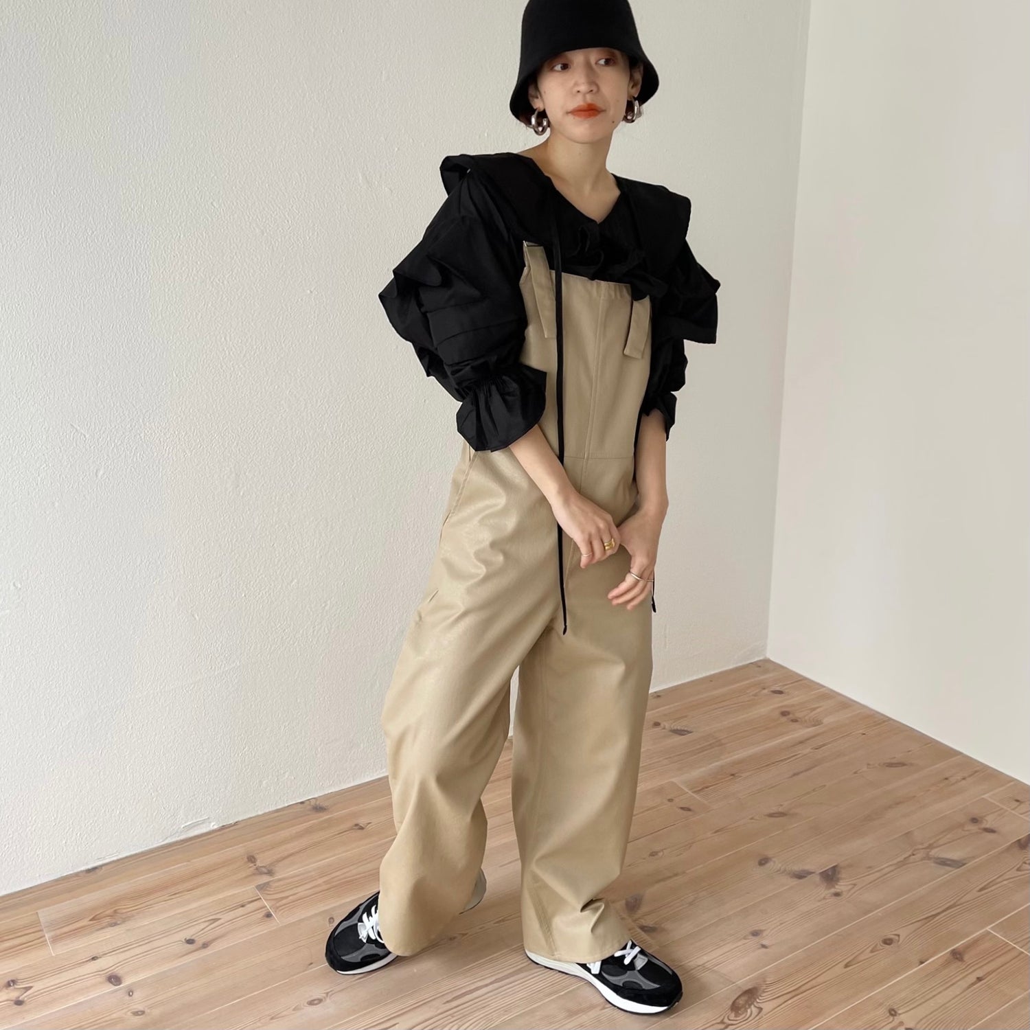 big collar frill blouse / black