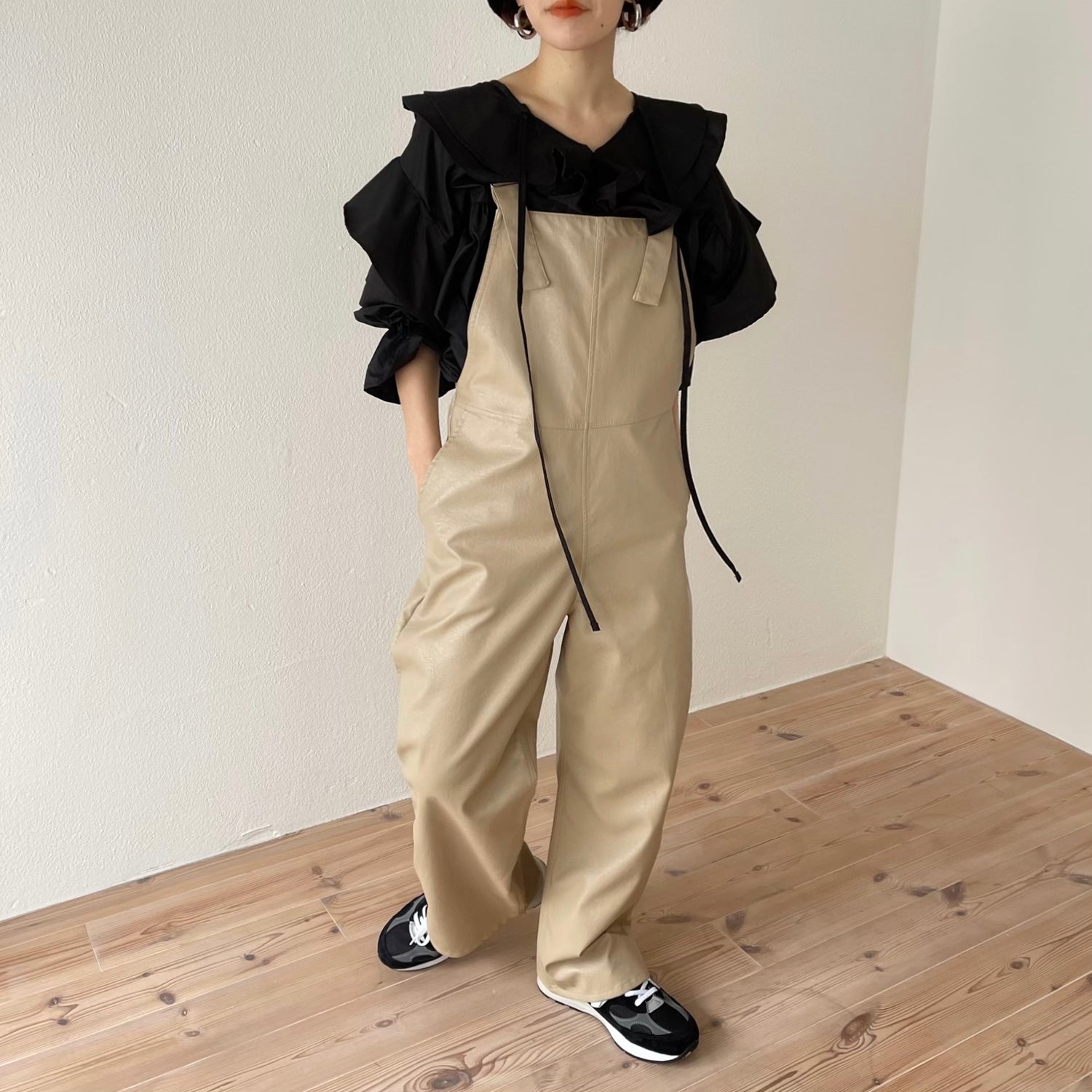 big collar frill blouse / black