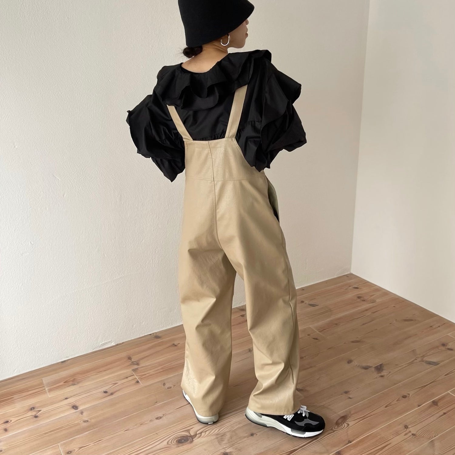 big collar frill blouse / black