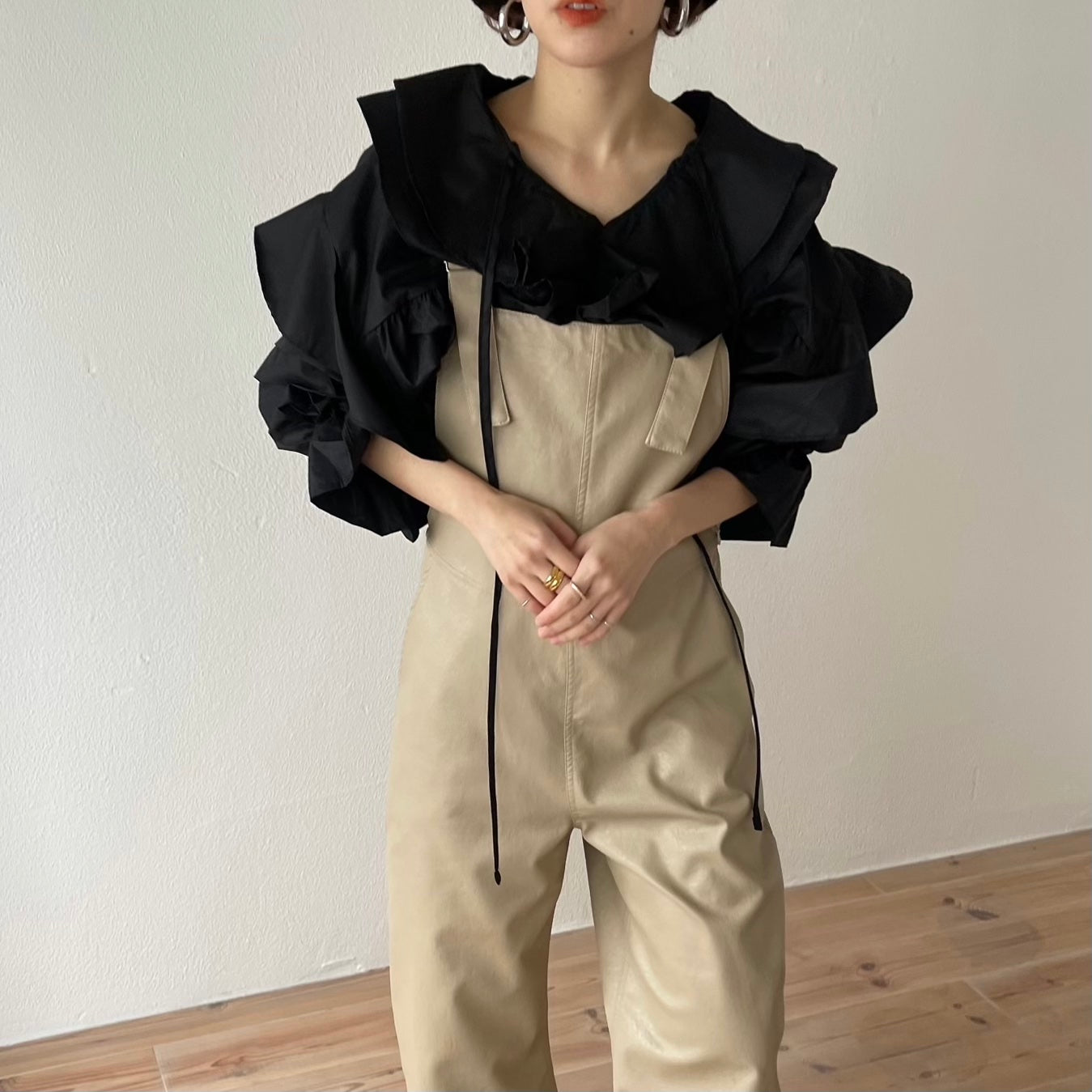 big collar frill blouse / black