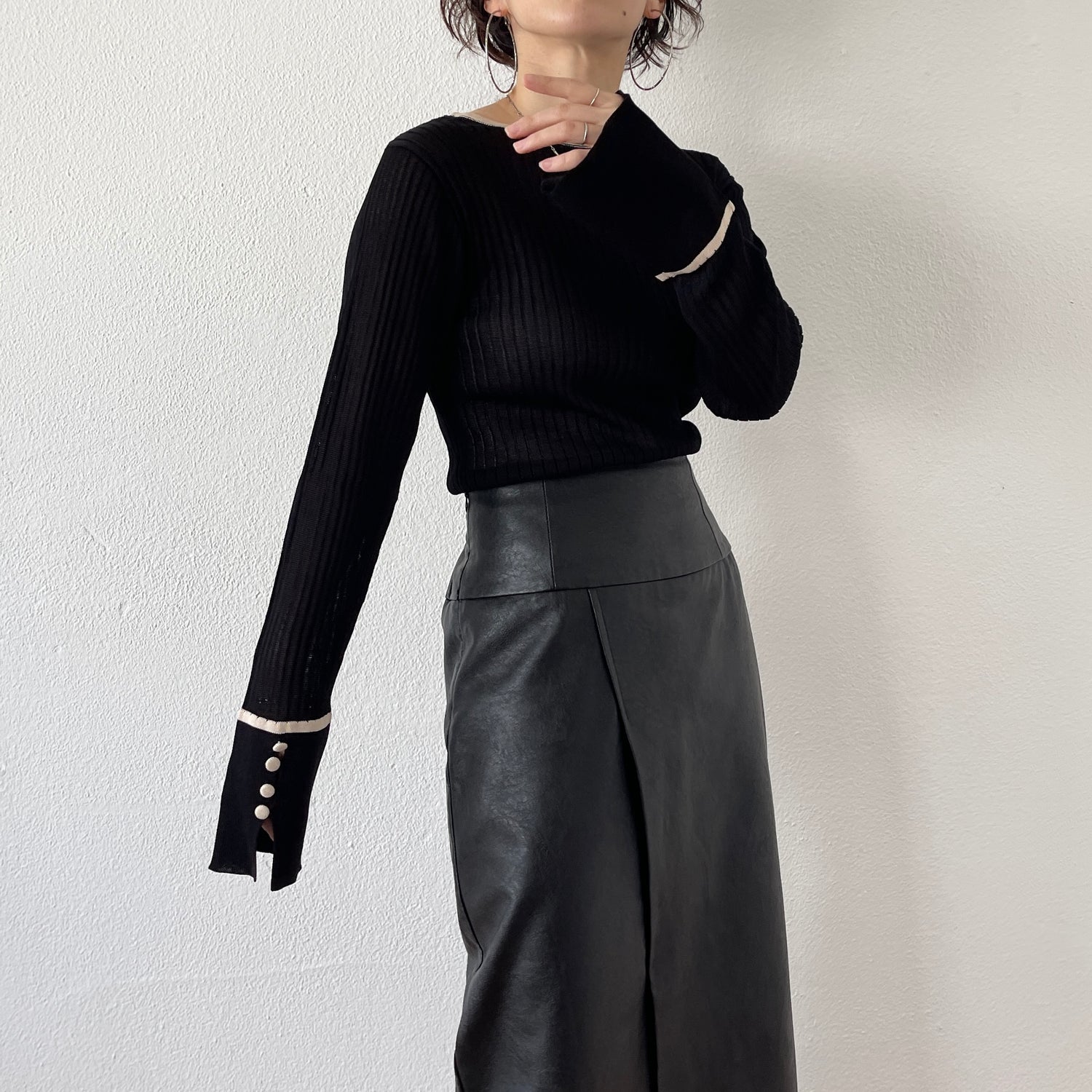 flare sleeve linen like knit po / black