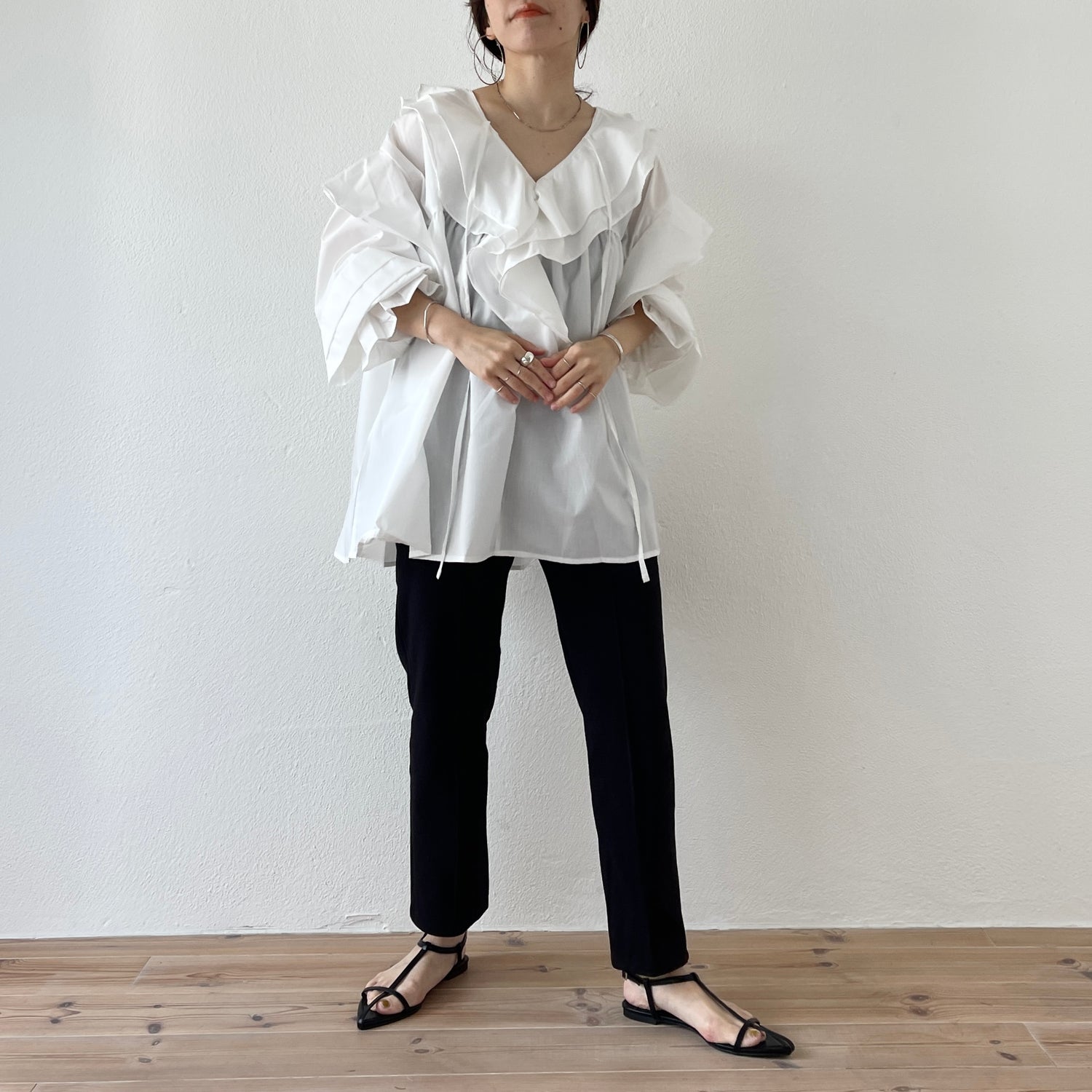 big collar frill blouse / white