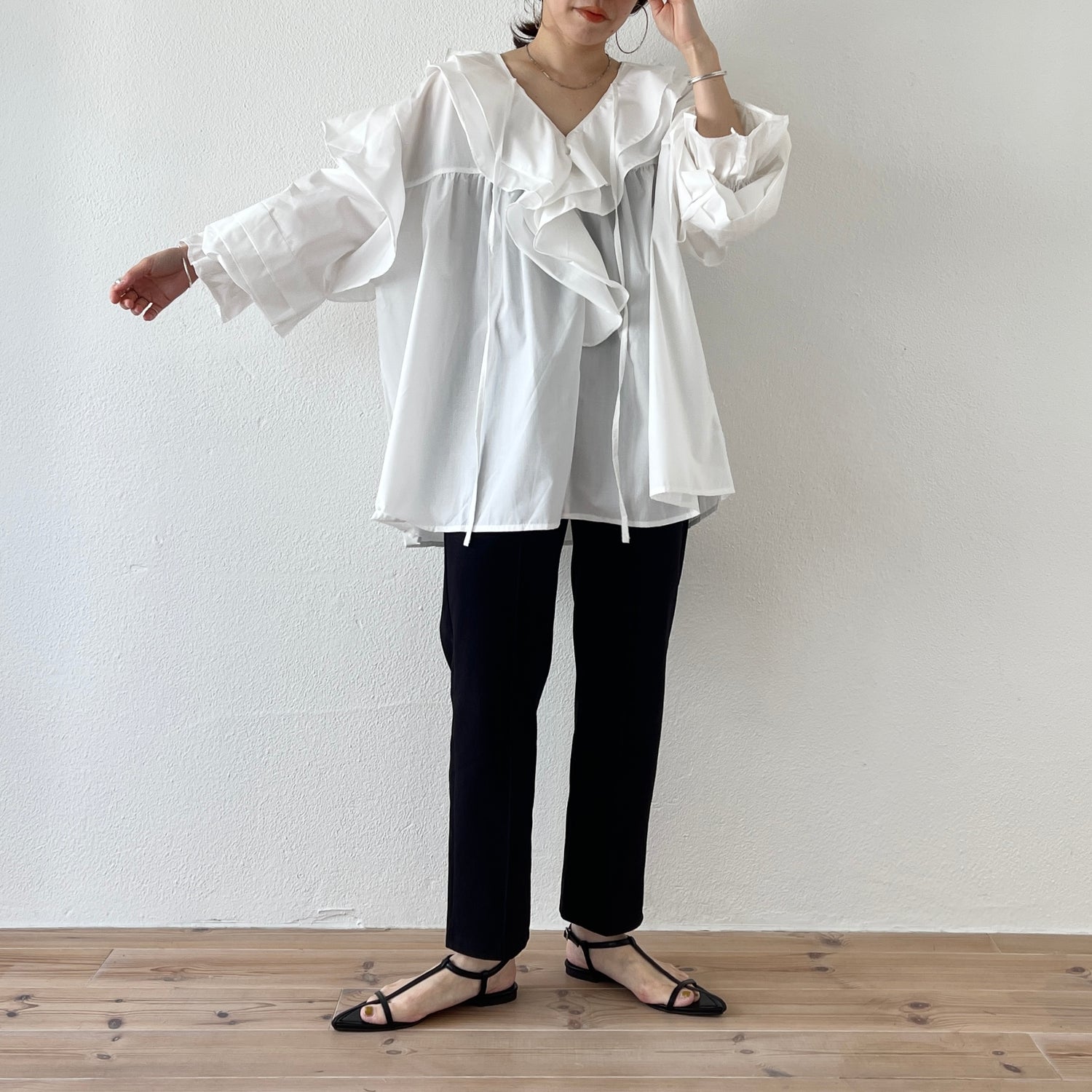 big collar frill blouse / white