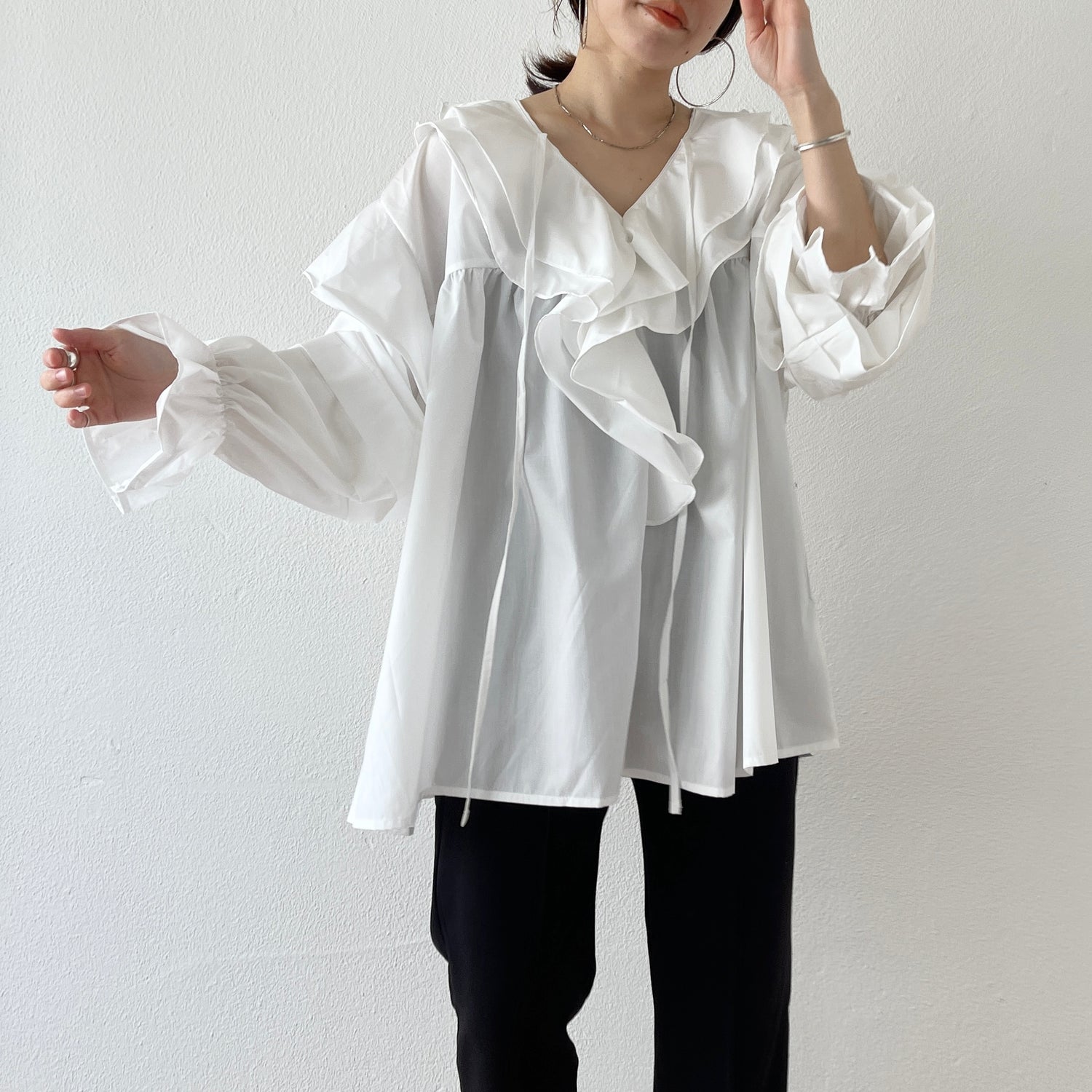 big collar frill blouse / white