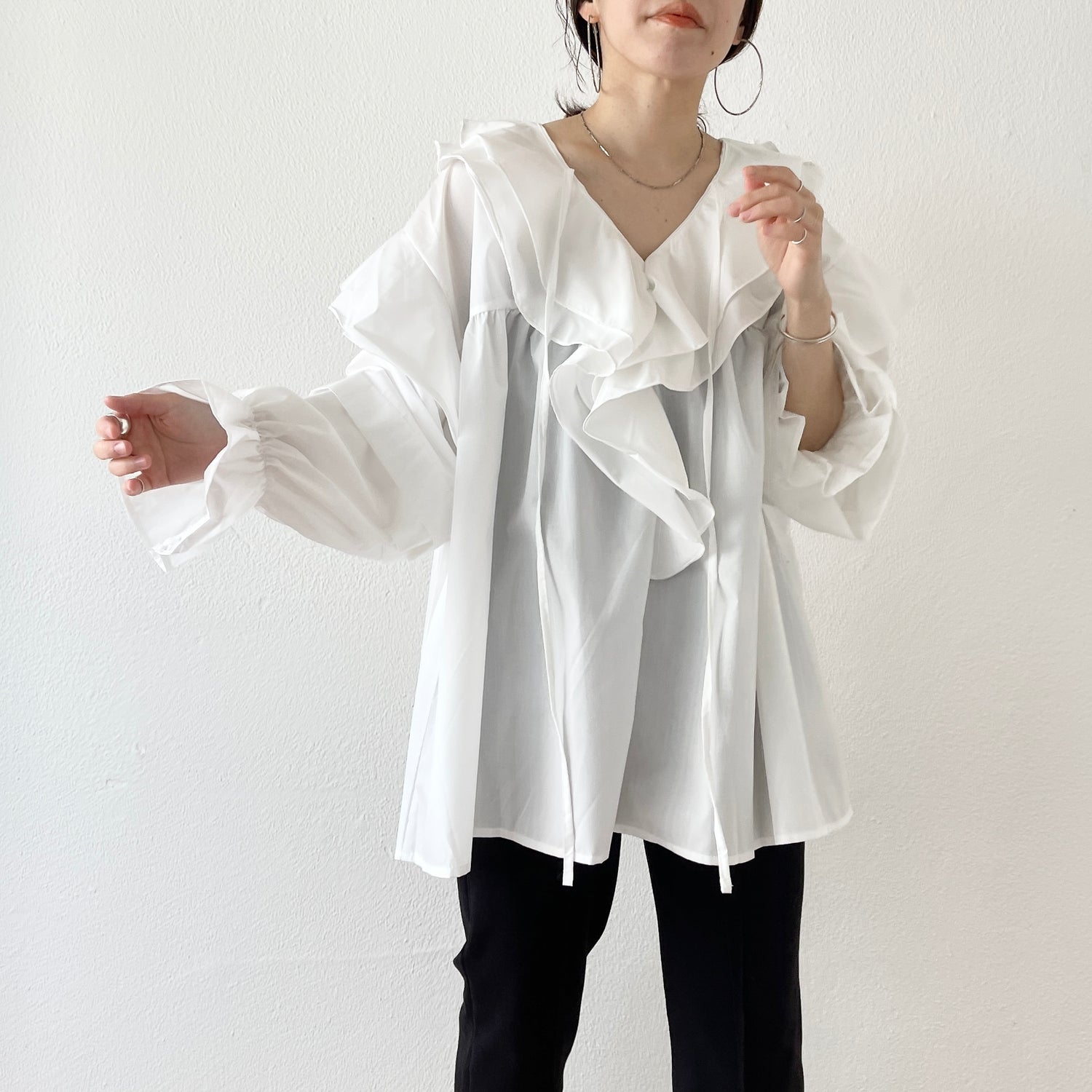 big collar frill blouse / white
