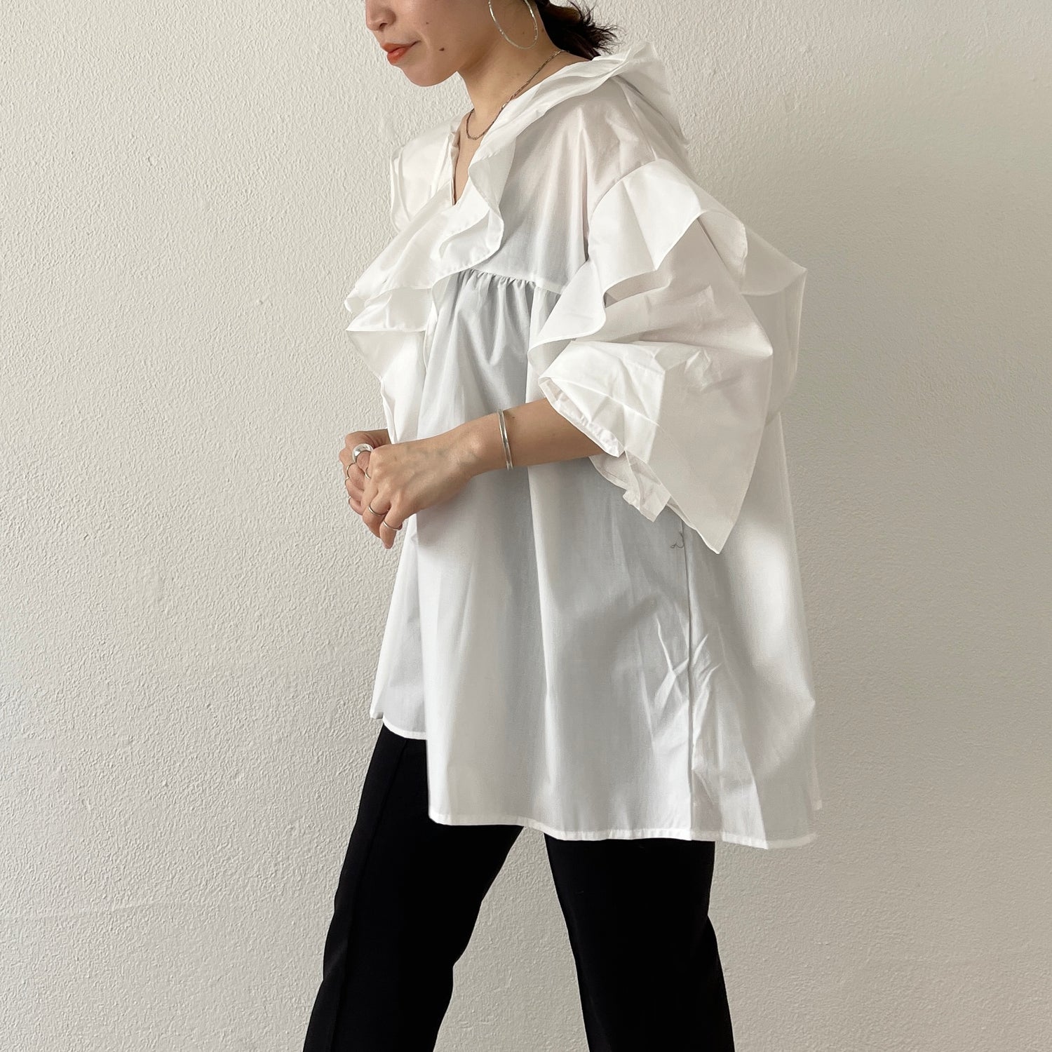 big collar frill blouse / white