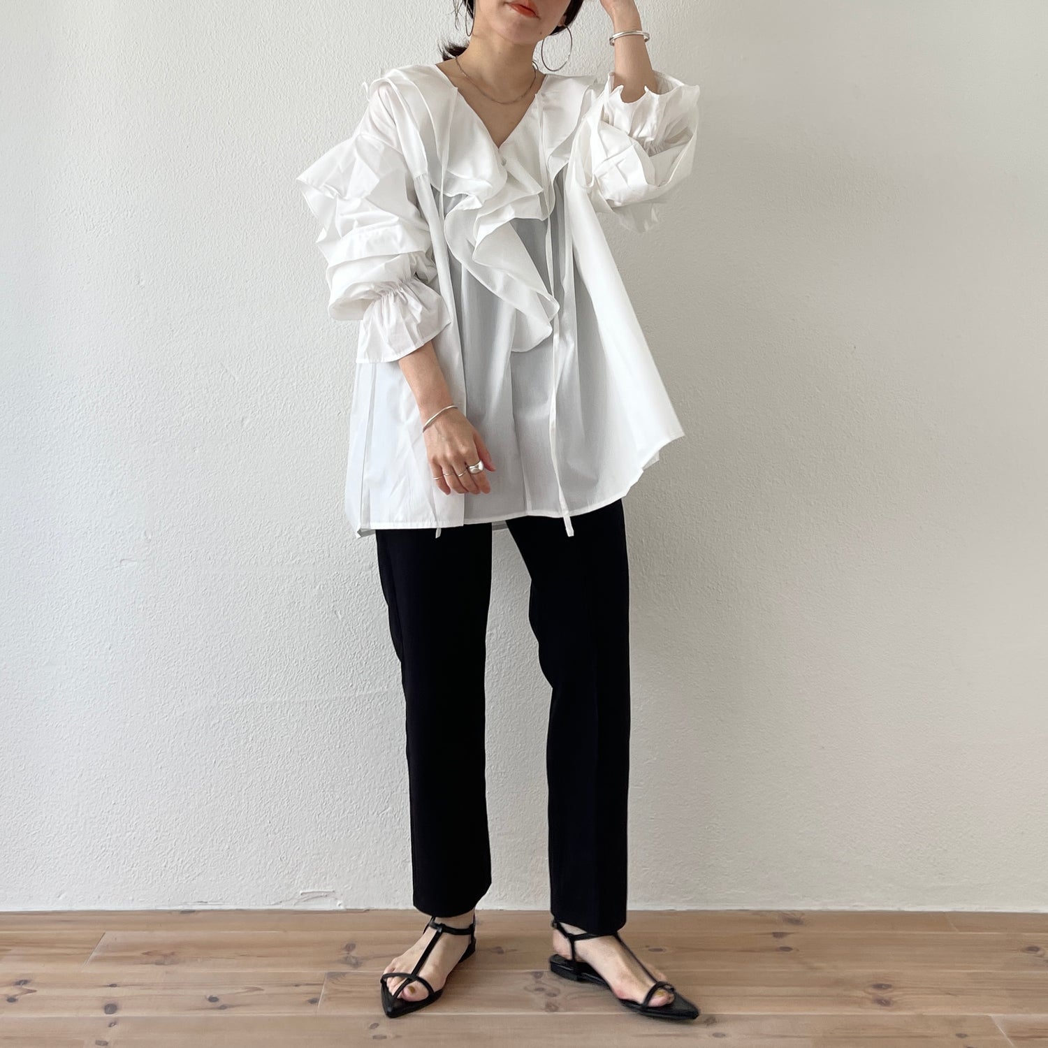 big collar frill blouse / white