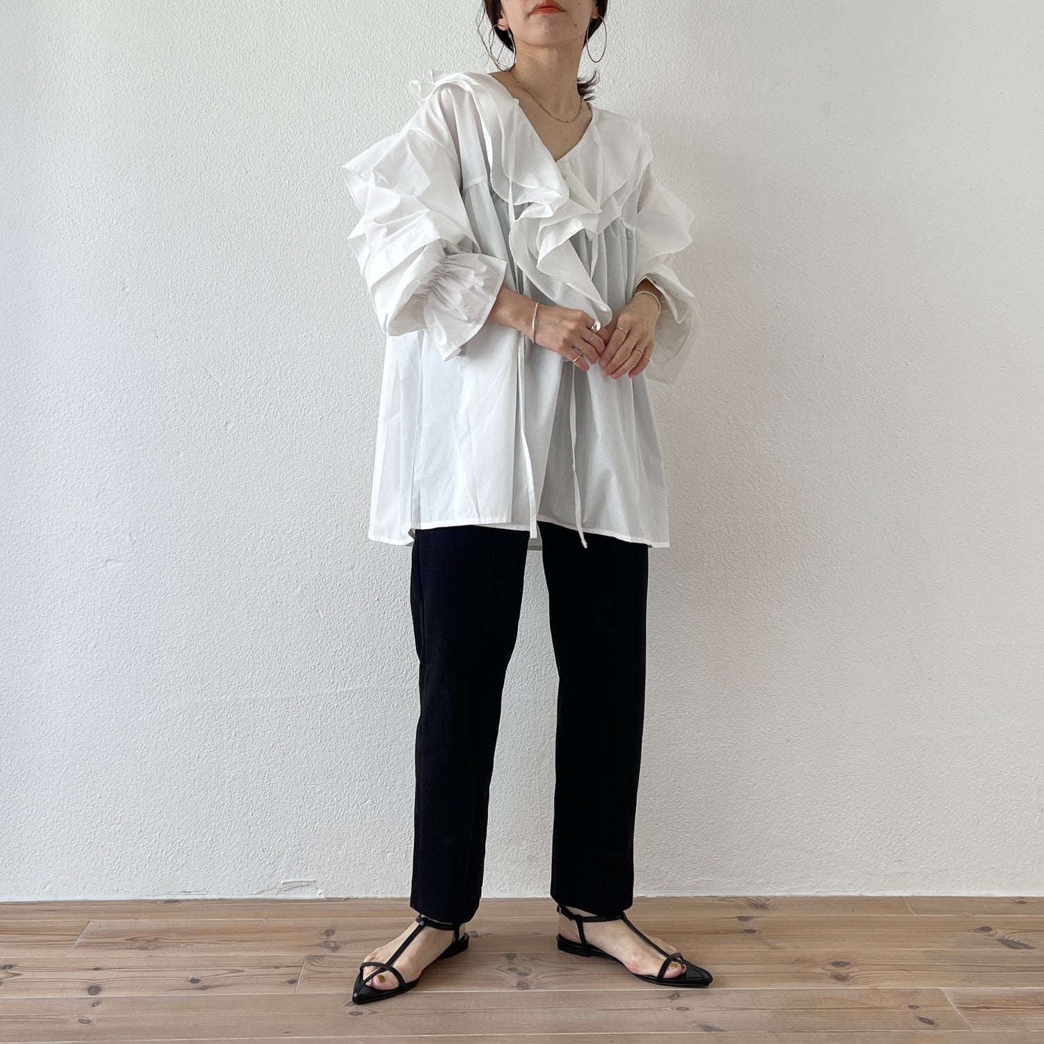 big collar frill blouse / white