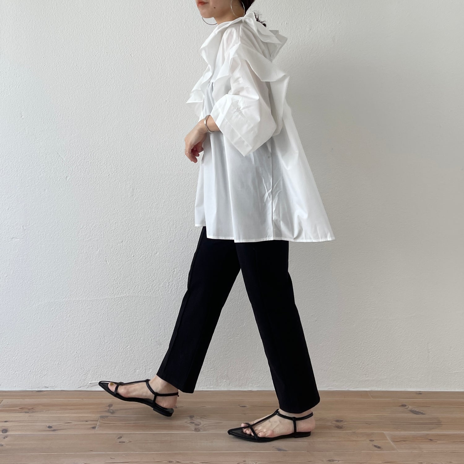 big collar frill blouse / white