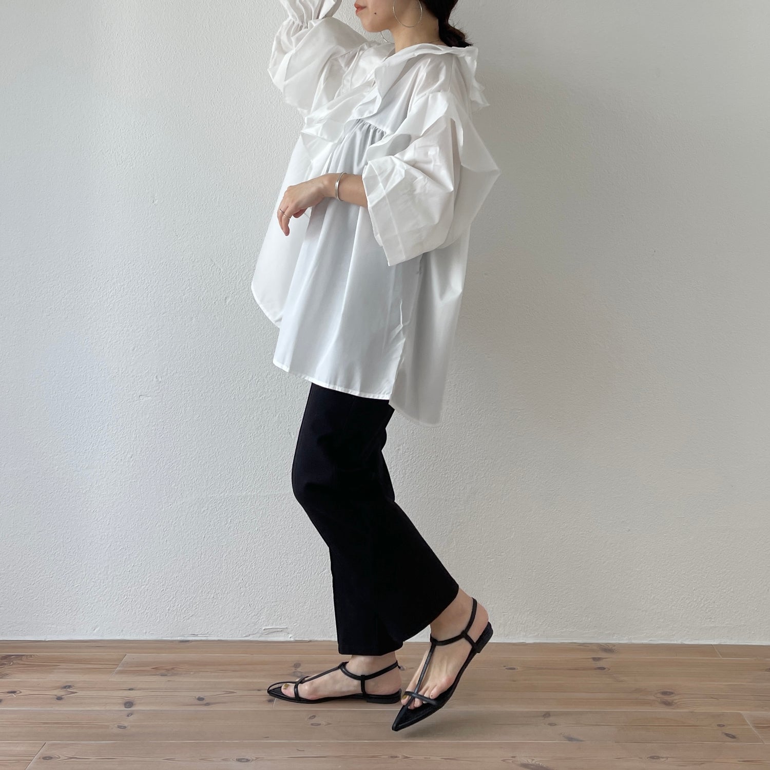 big collar frill blouse / white