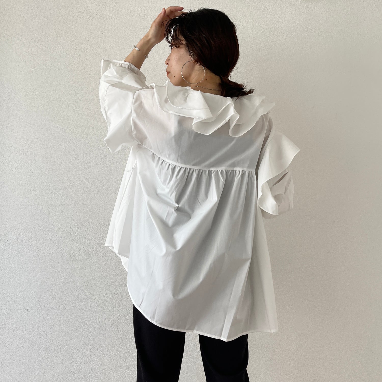 big collar frill blouse / white