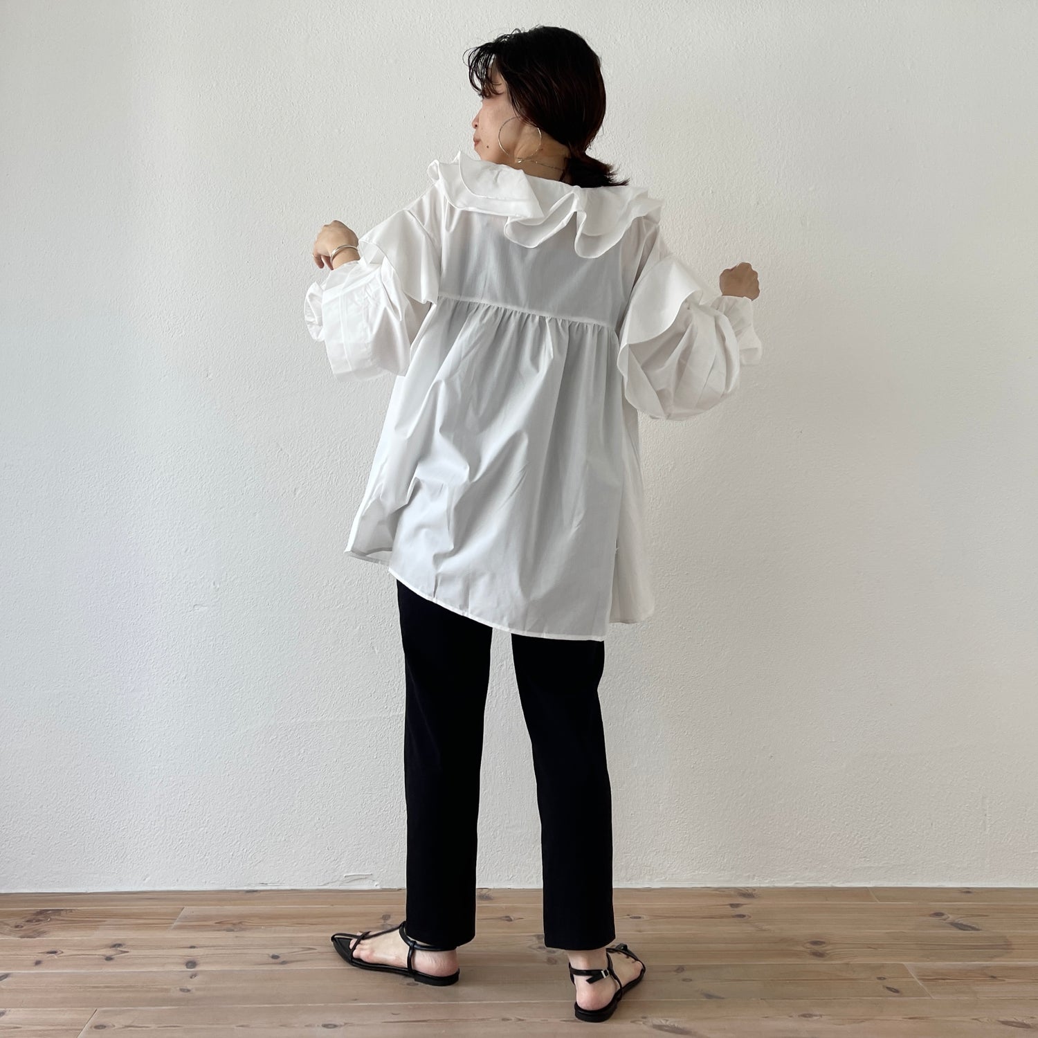 big collar frill blouse / white