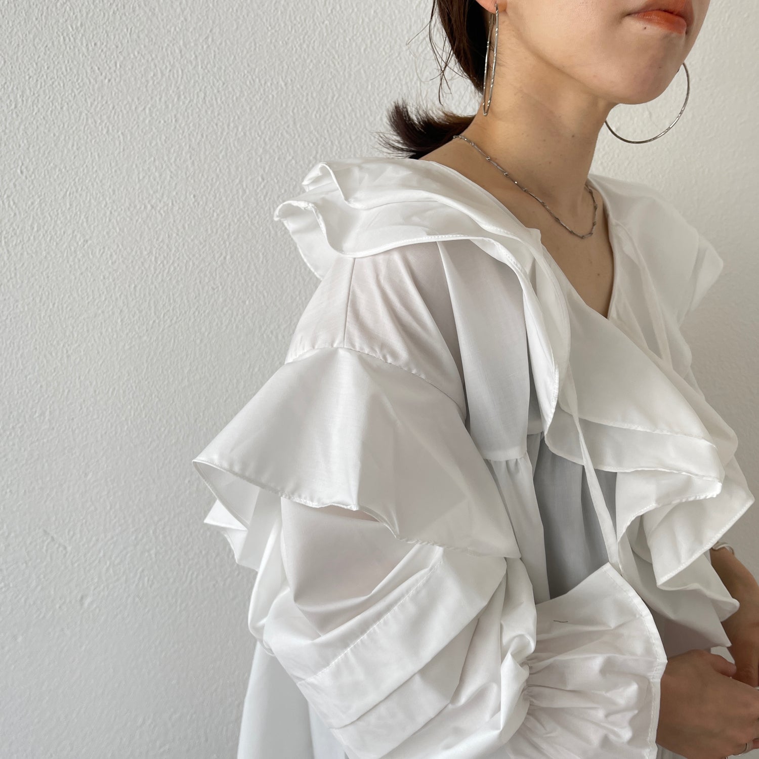 big collar frill blouse / white