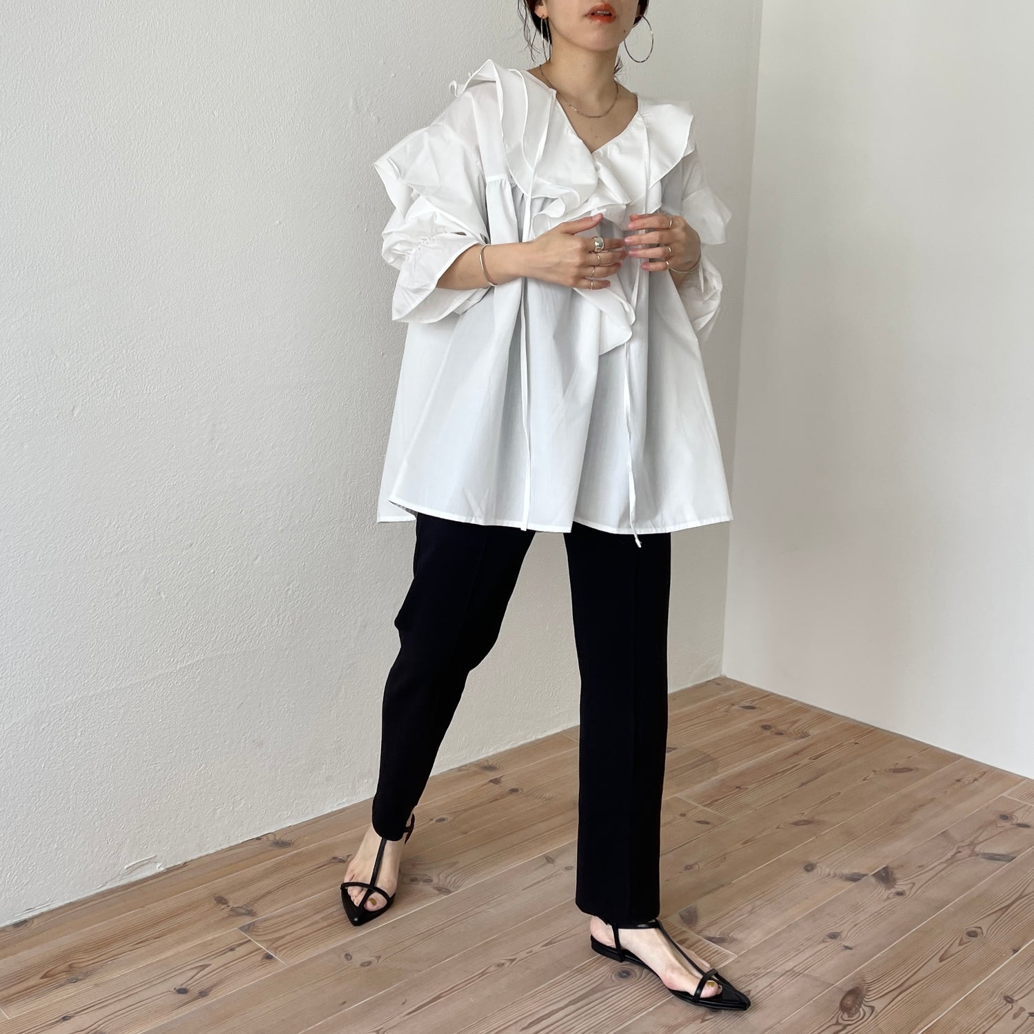 big collar frill blouse / white
