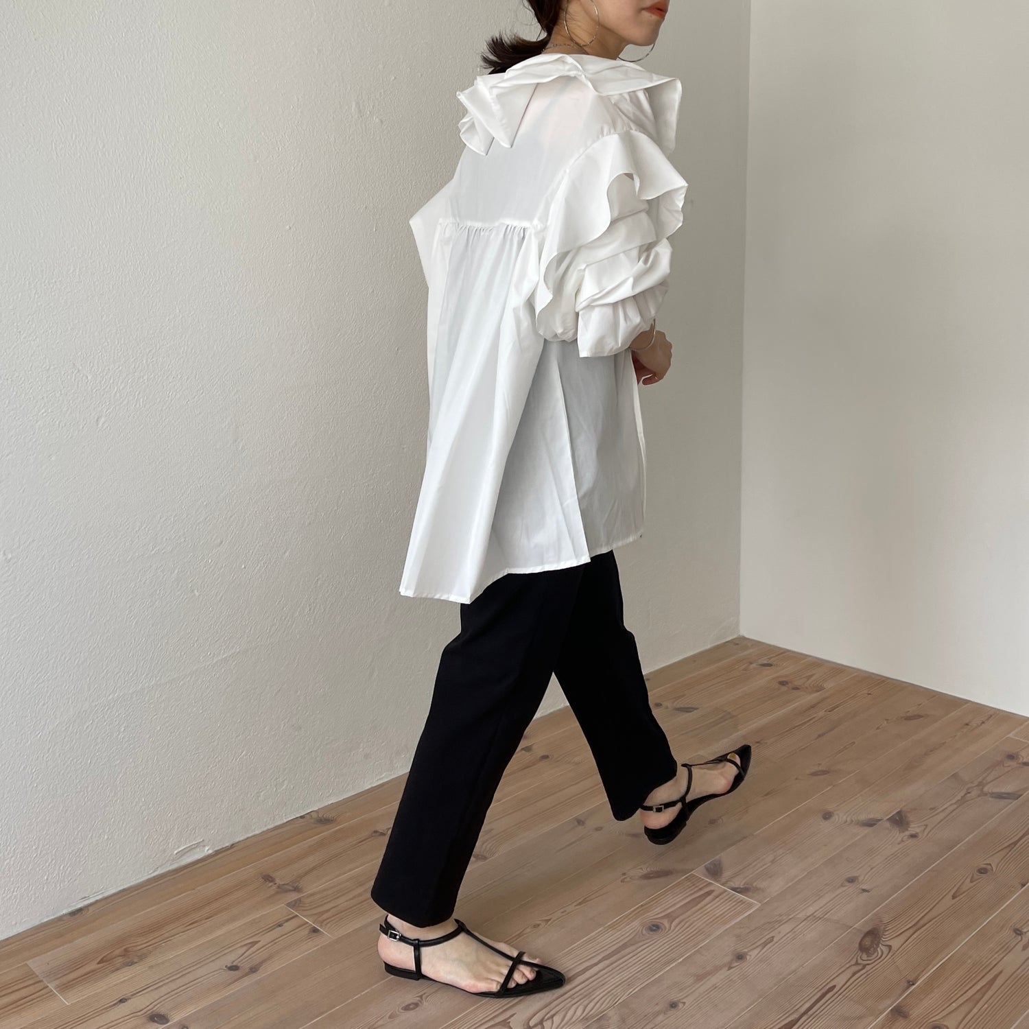 big collar frill blouse / white