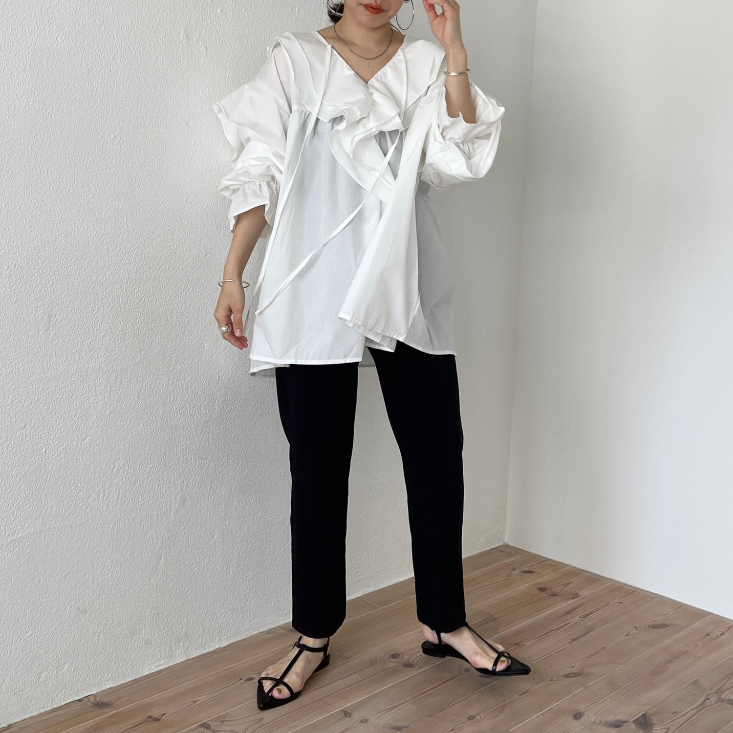 big collar frill blouse / white