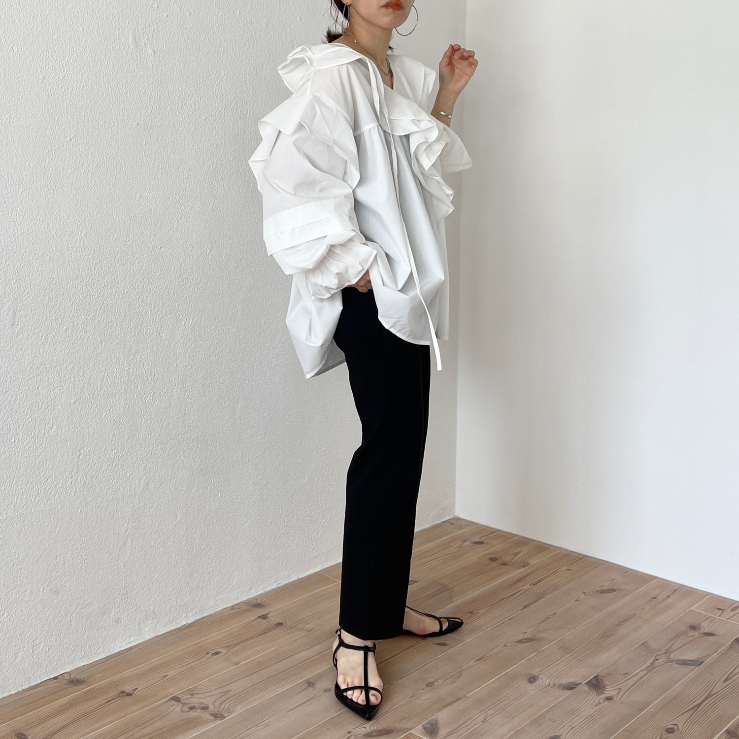 big collar frill blouse / white