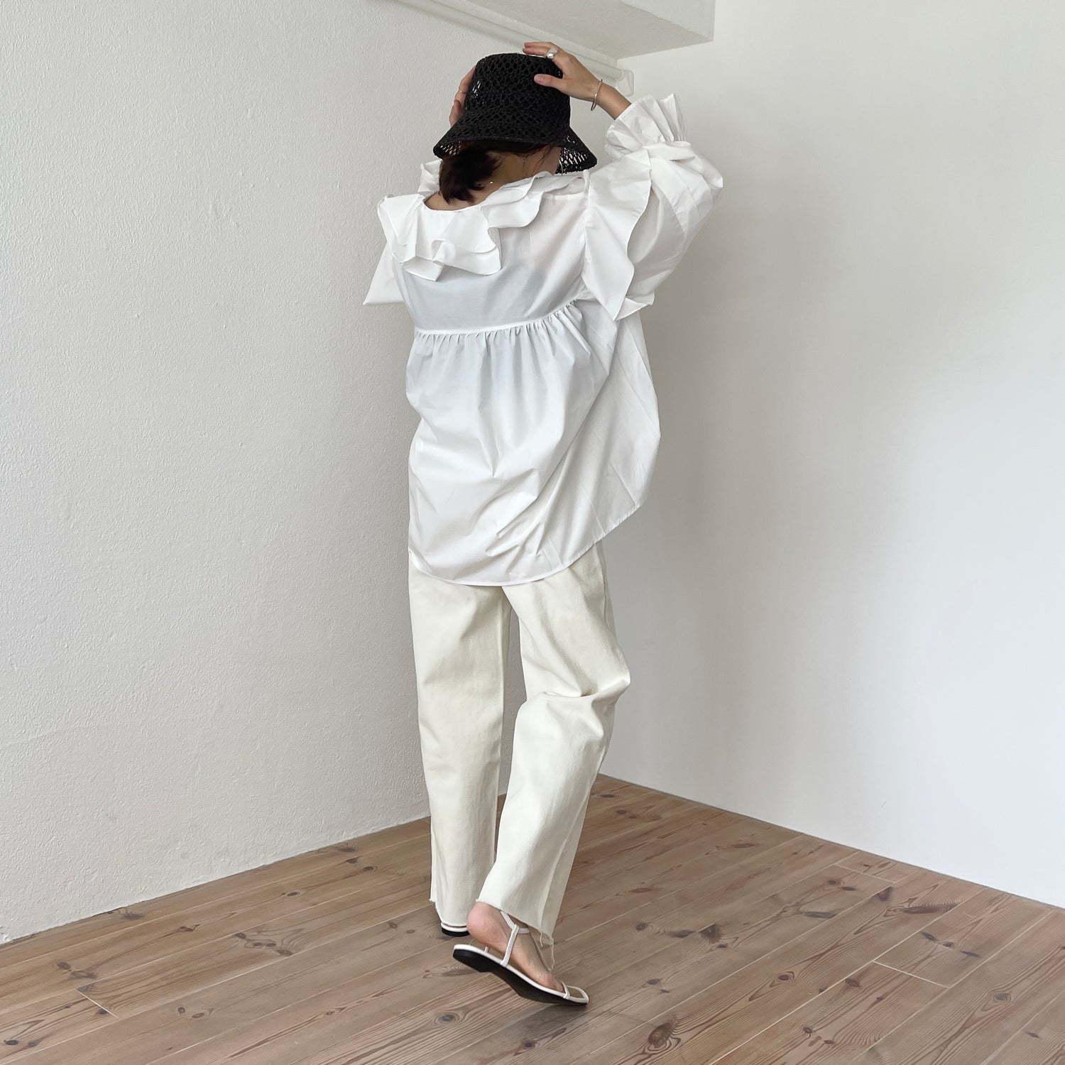 big collar frill blouse / white