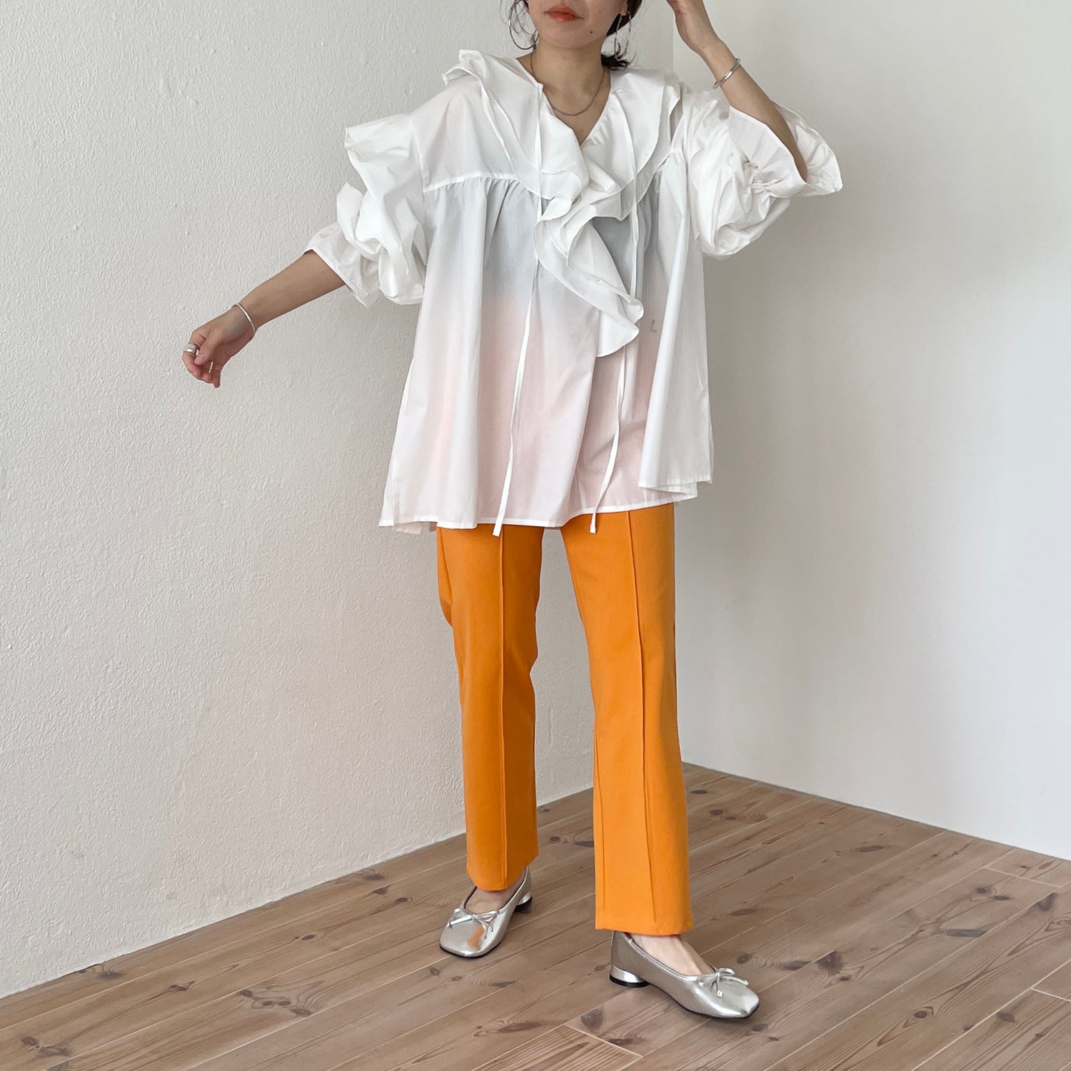 big collar frill blouse / white