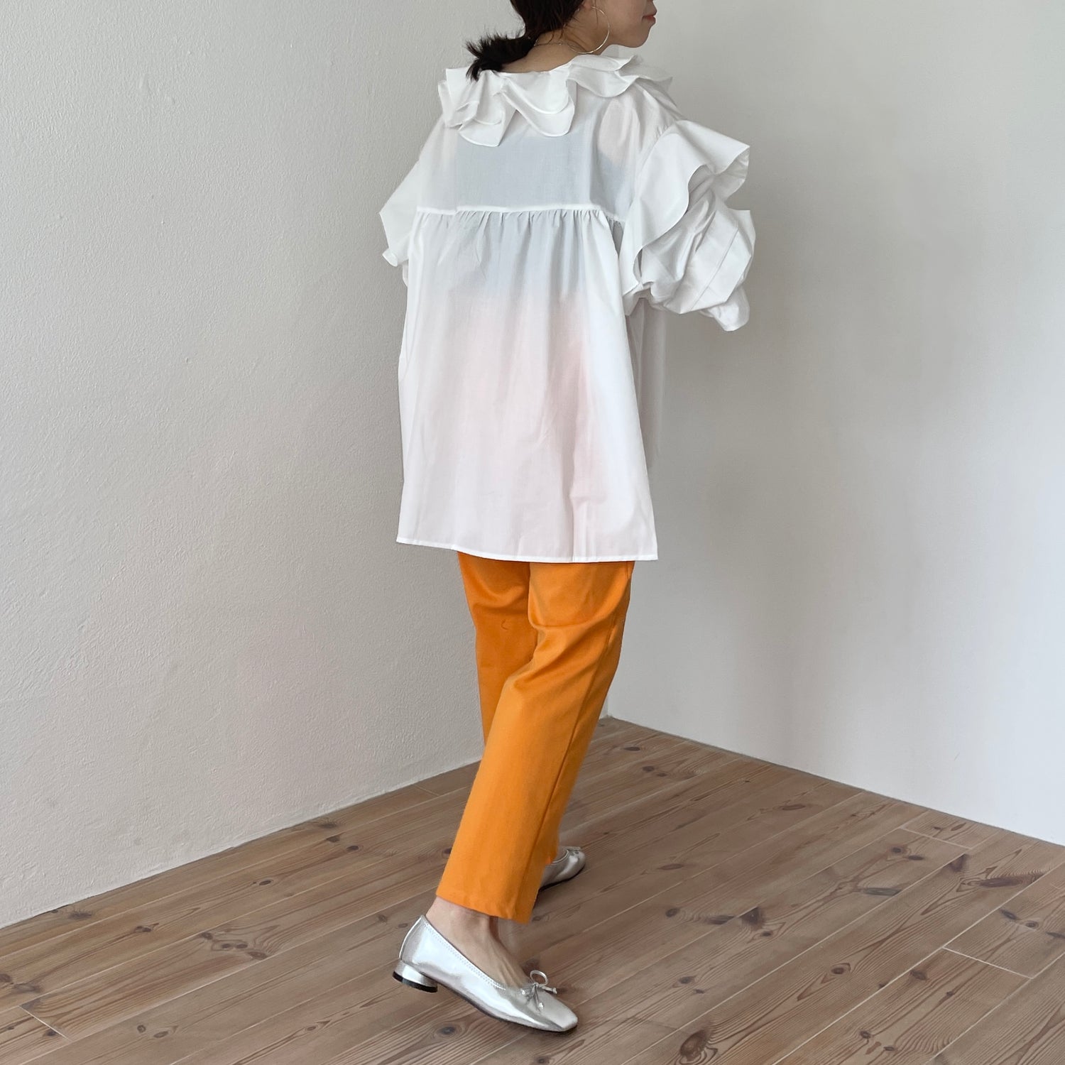 big collar frill blouse / white